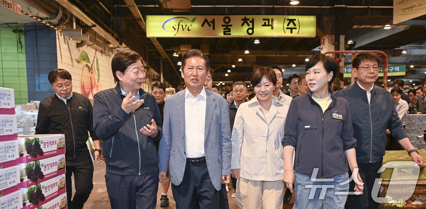 (서울=뉴스1) 국회사진기자단 = 정청래 더불어민주당 대표가 25일 추석맞이 물가점검을 위해 서울 송파구 가락동 농수산물도매시장을 방문하고 있다. 왼쪽부터 문영표 서울시농수산식품공 …