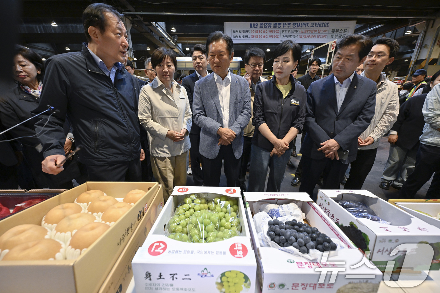 (서울=뉴스1) 국회사진기자단 = 정청래 더불어민주당 대표가 25일 추석맞이 물가점검을 위해 서울 송파구 가락동 농수산물도매시장을 방문해 과일을 살펴보고 있다.  2025.9.25 …