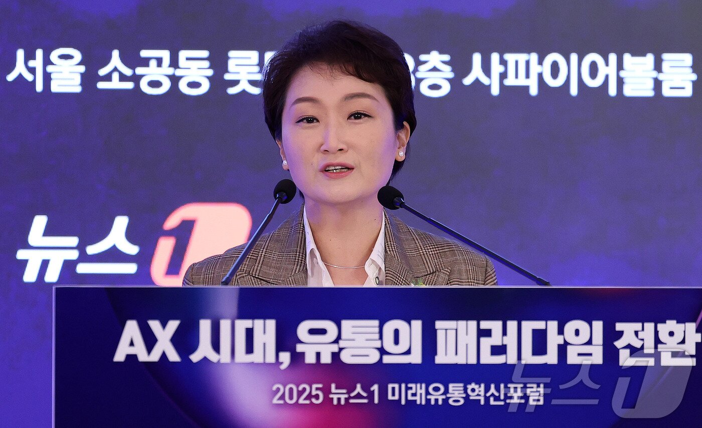 본문 이미지 - 이언주 더불어민주당 의원이 25일 서울 소공동 롯데호텔에서 &#39;AX 시대, 유통의 패러다임 전환&#39;을 주제로 열린 &#39;2025 뉴스1 미래유통혁신포럼&#40;RFIF&#41;&#39;에서 축사를 하고 있다. 2025.9.25/뉴스1 ⓒ News1 박지혜 기자