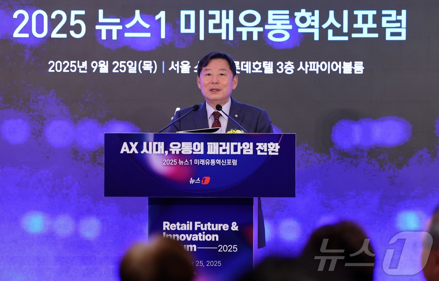 본문 이미지 - 이철규 국민의힘 의원이 25일 서울 소공동 롯데호텔에서 &#39;AX 시대, 유통의 패러다임 전환&#39;을 주제로 열린 &#39;2025 뉴스1 미래유통혁신포럼&#40;RFIF&#41;&#39;에서 축사를 하고 있다. 2025.9.25/뉴스1 ⓒ News1 박지혜 기자