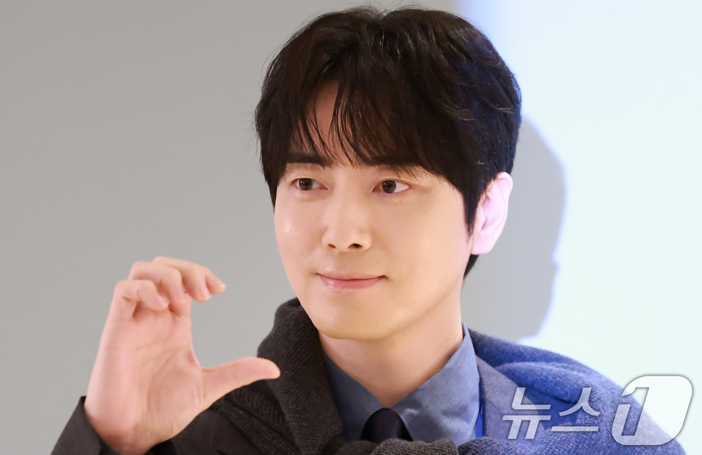 (서울=뉴스1) 권현진 기자 = 배우 이준혁이 25일 오전 서울 중구 신라호텔에서 열린 이탈리아 브랜드 까날리(CALALI) 플래그십 스토어 오픈 행사에 참석해 포즈를 취하고 있다 …