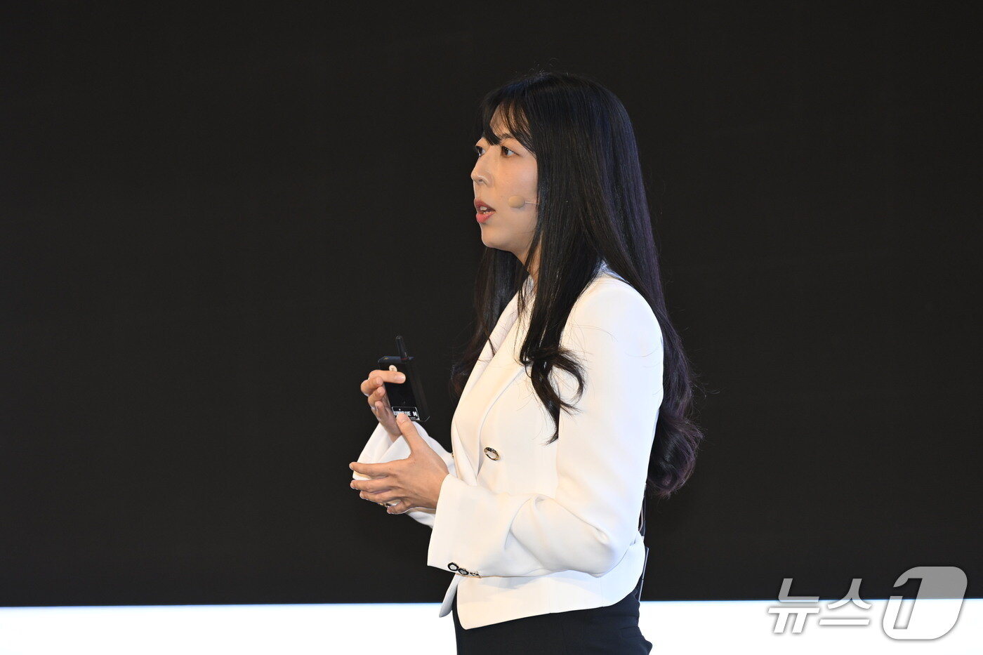 본문 이미지 - 석미은 시놀로지 시니어 세일즈 매니저가 24일 서울 용산 드래곤시티 호텔에서 열린 시놀로지 설루션데이 2025에서 발언하고 있다.(시놀로지 제공)