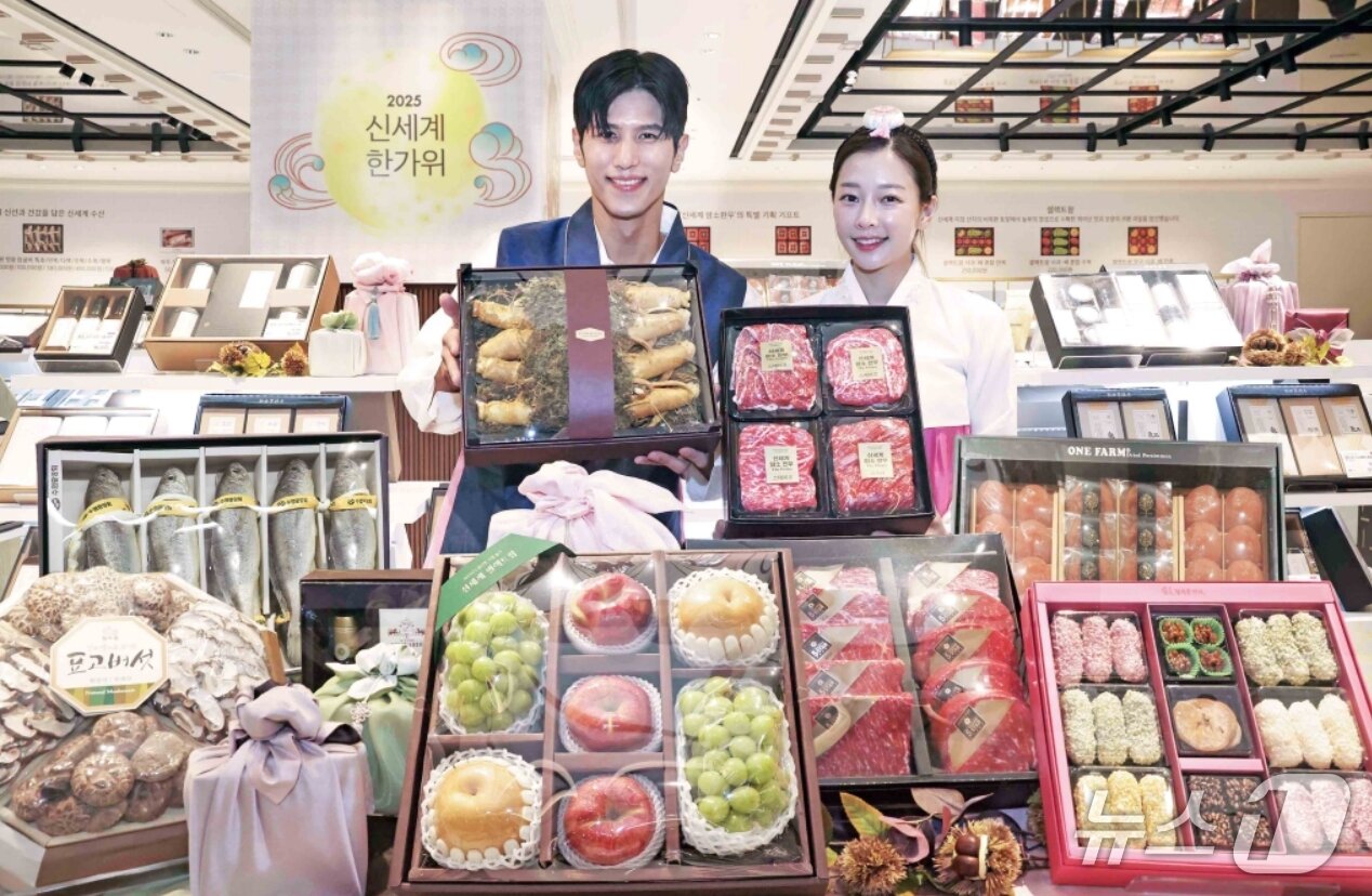 본문 이미지 - 대구신세계백화점 직원들이 다양한 추석 선물세트를 소개하고 있다. &#40;대구신세계백화점 제공. 재판매 및 DB 금지&#41;