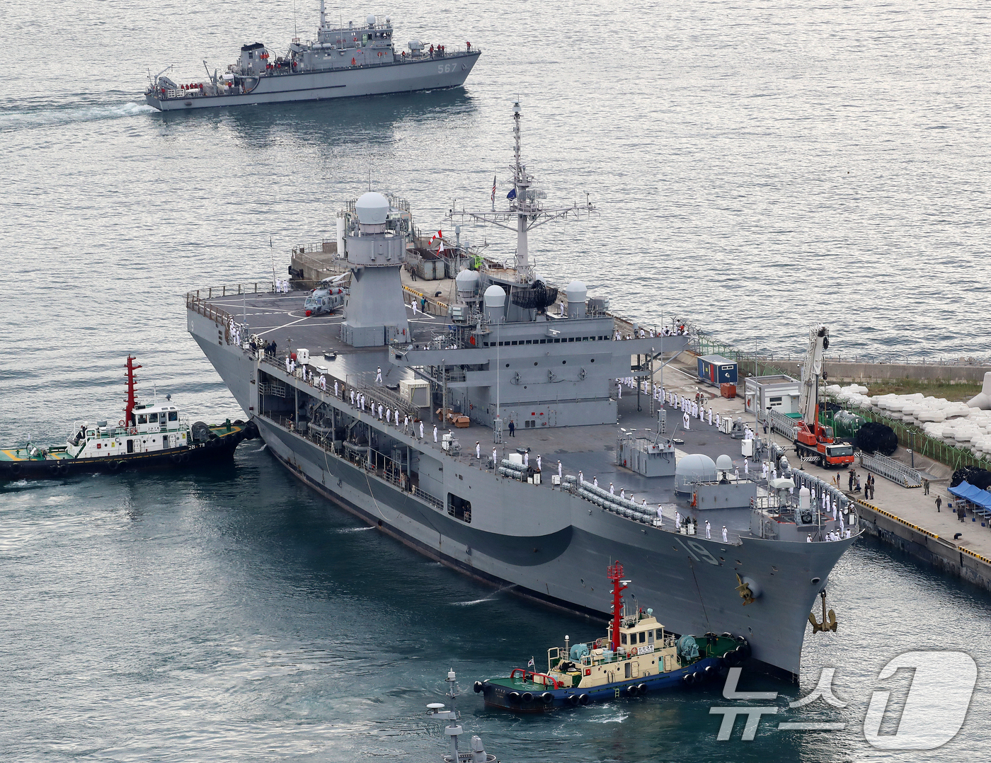 (부산=뉴스1) 윤일지 기자 = 미국 해군 7함대사령부 상륙지휘함인 '블루릿지함'(USS Blue Ridge ·1만9600톤)이 25일 오전 부산 남구 해군작전사령부 부산작전기지에 …