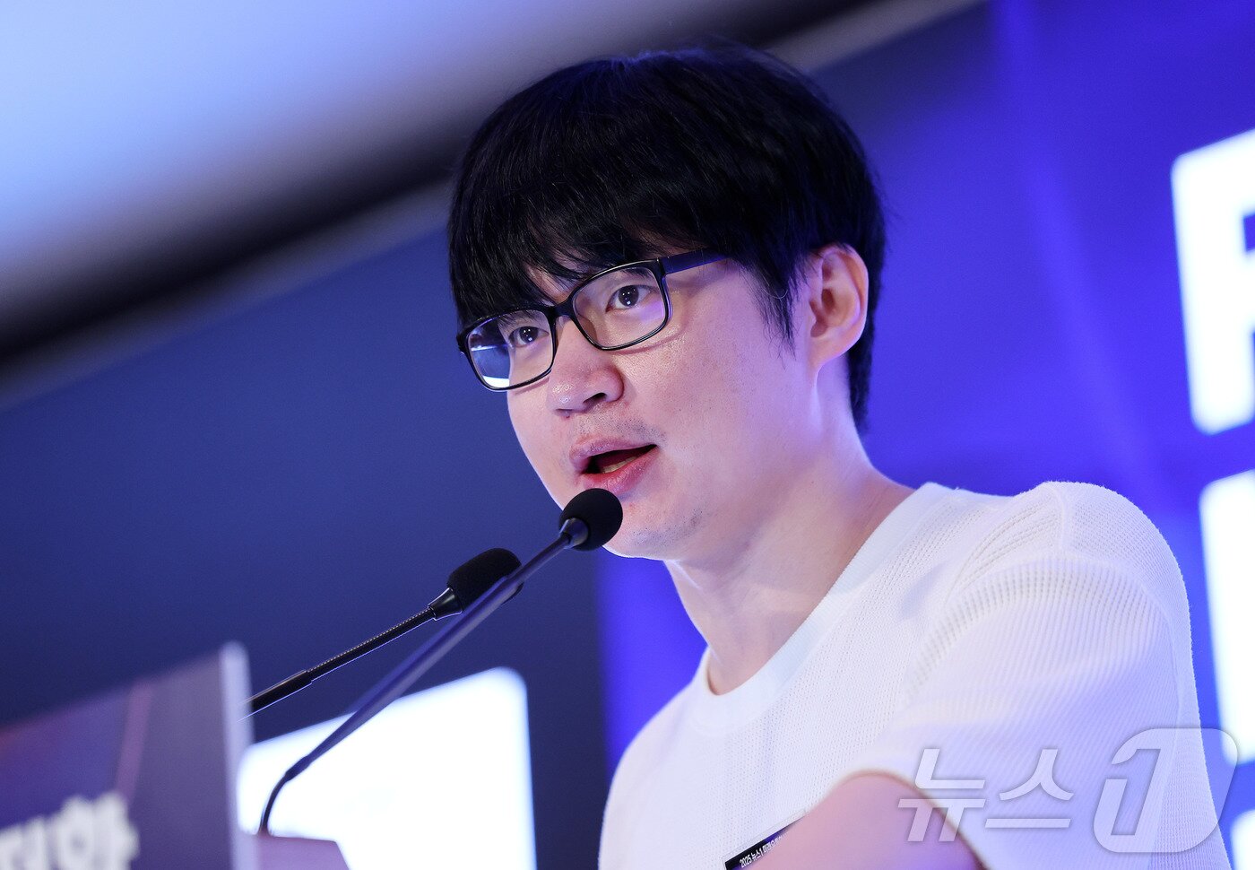 본문 이미지 - 강민서 야나두 CAIO&#40;Chief AI Officer&#41; 25일 서울 소공동 롯데호텔에서 &#39;AX 시대, 유통의 패러다임 전환&#39;을 주제로 열린 &#39;2025 뉴스1 미래유통혁신포럼&#40;RFIF&#41;&#39;에서 강연을 하고 있다. 2025.9.25/뉴스1 ⓒ News1 박지혜 기자