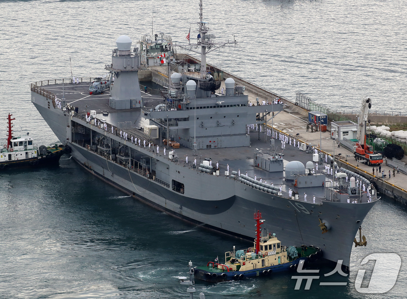 (부산=뉴스1) 윤일지 기자 = 미국 해군 7함대사령부 상륙지휘함인 '블루릿지함'(USS Blue Ridge ·1만9600톤)이 25일 오전 부산 남구 해군작전사령부 부산작전기지에 …