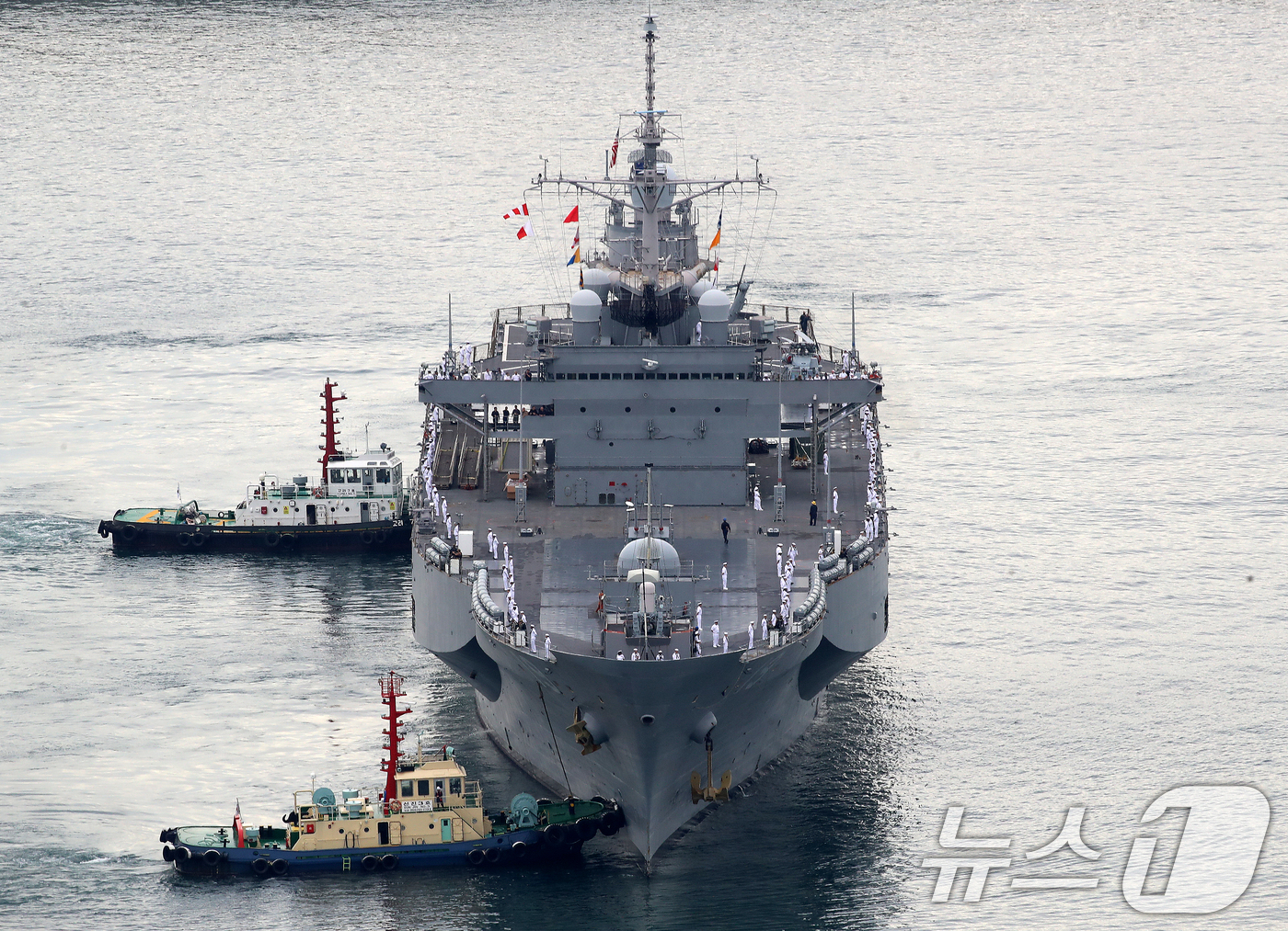 (부산=뉴스1) 윤일지 기자 = 미국 해군 7함대사령부 상륙지휘함인 '블루릿지함'(USS Blue Ridge ·1만9600톤)이 25일 오전 부산 남구 해군작전사령부 부산작전기지에 …
