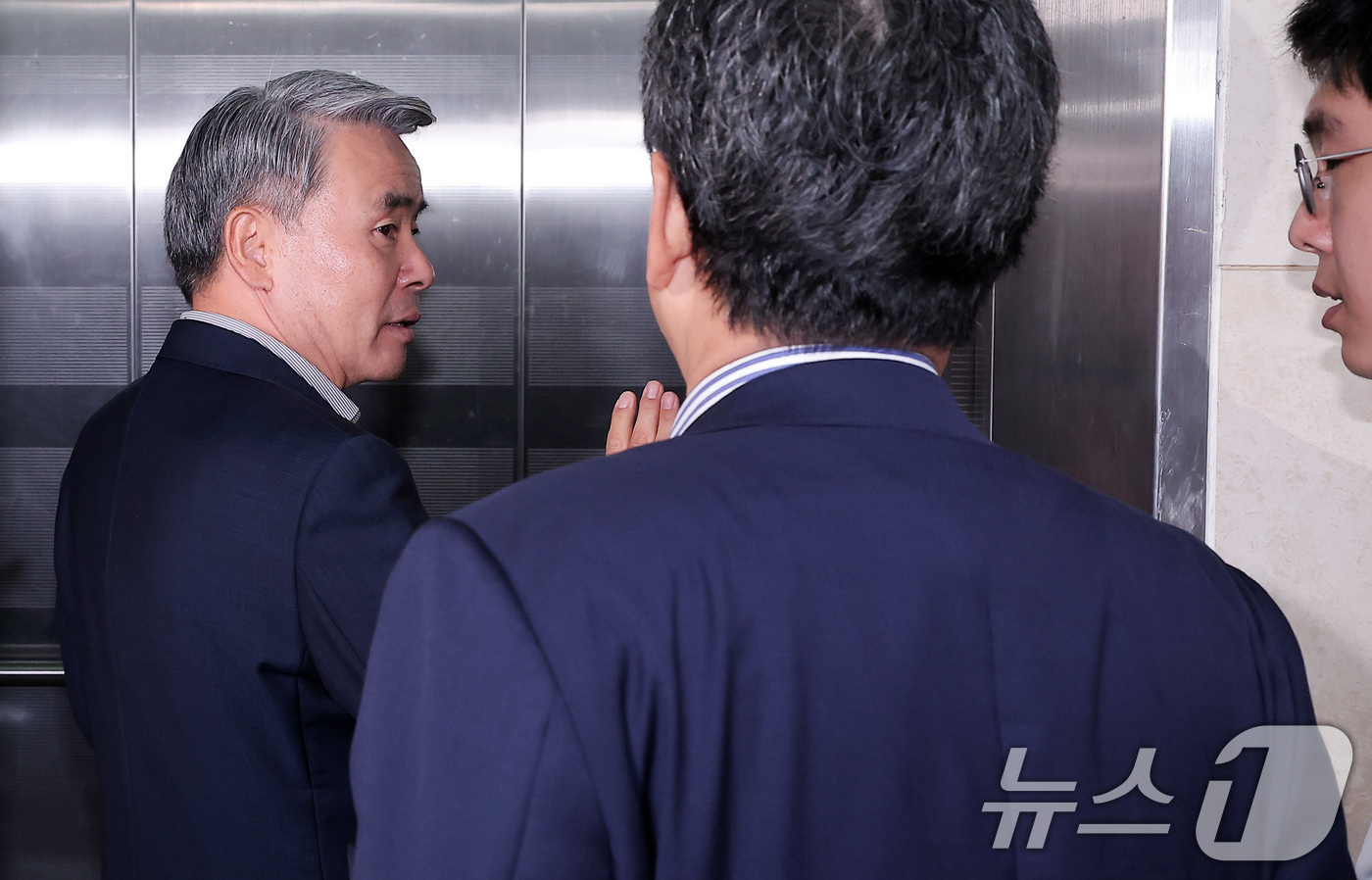 (서울=뉴스1) 김성진 기자 = 이종섭 전 국방부 장관이 25일 서울 서초구 순직 해병 특검(특별검사 이명현) 사무실에 조사를 받기 위해 피의자 신분으로 출석하고 있다. 2025. …