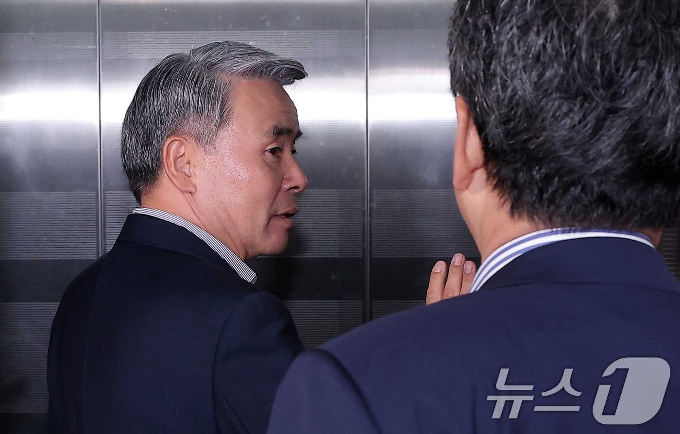 (서울=뉴스1) 김성진 기자 = 이종섭 전 국방부 장관이 25일 서울 서초구 순직 해병 특검(특별검사 이명현) 사무실에 조사를 받기 위해 피의자 신분으로 출석하고 있다. 2025. …