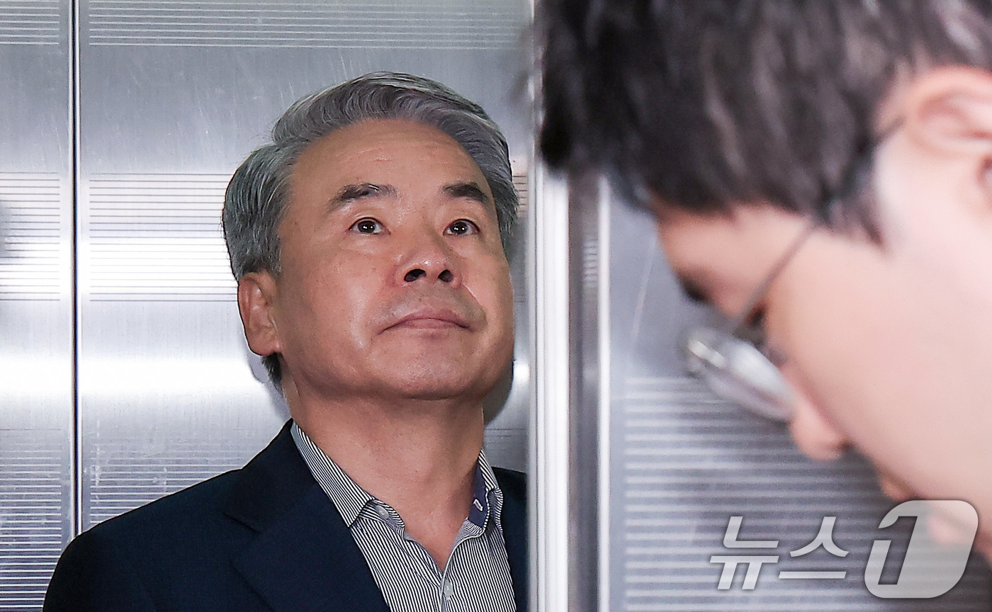 (서울=뉴스1) 김성진 기자 = 이종섭 전 국방부 장관이 25일 서울 서초구 순직 해병 특검(특별검사 이명현) 사무실에 조사를 받기 위해 피의자 신분으로 출석하고 있다. 2025. …