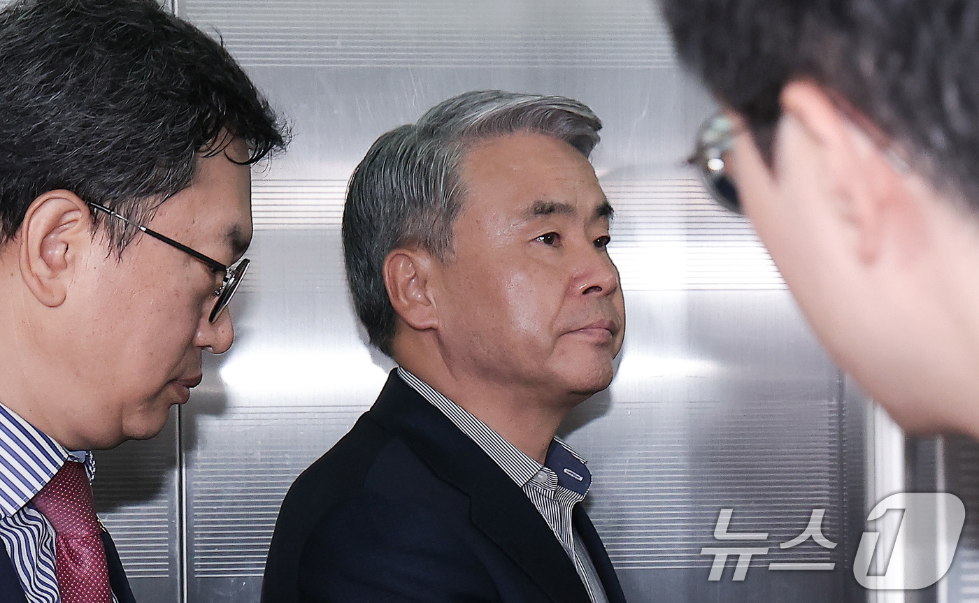 (서울=뉴스1) 김성진 기자 = 이종섭 전 국방부 장관이 25일 서울 서초구 순직 해병 특검(특별검사 이명현) 사무실에 조사를 받기 위해 피의자 신분으로 출석하고 있다. 2025. …