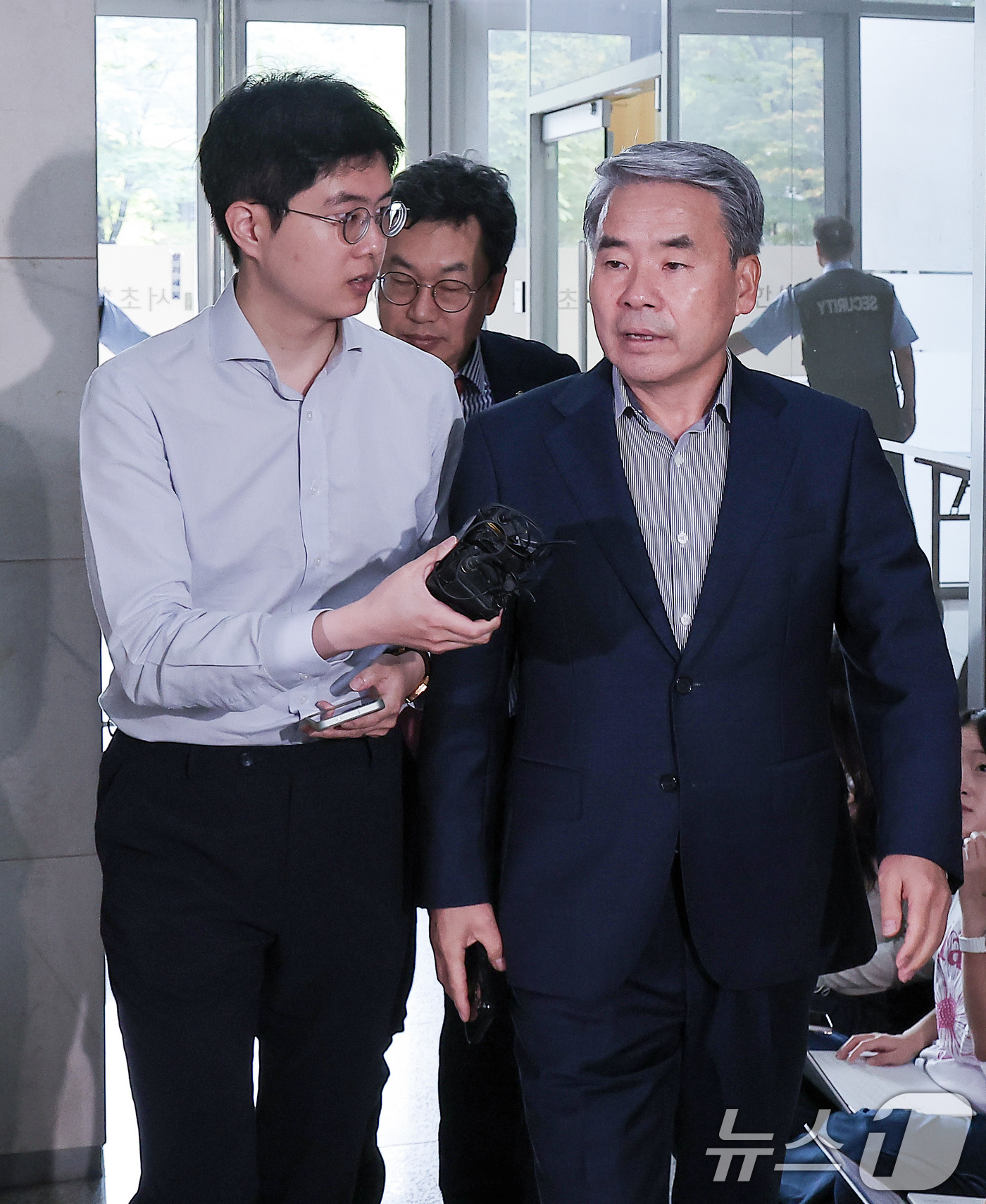 (서울=뉴스1) 김성진 기자 = 이종섭 전 국방부 장관이 25일 서울 서초구 순직 해병 특검(특별검사 이명현) 사무실에 조사를 받기 위해 피의자 신분으로 출석하고 있다. 2025. …