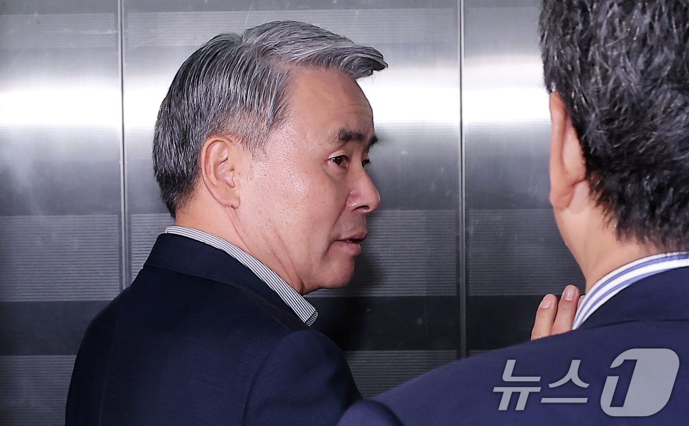 (서울=뉴스1) 김성진 기자 = 이종섭 전 국방부 장관이 25일 서울 서초구 순직 해병 특검(특별검사 이명현) 사무실에 조사를 받기 위해 피의자 신분으로 출석하고 있다. 2025. …