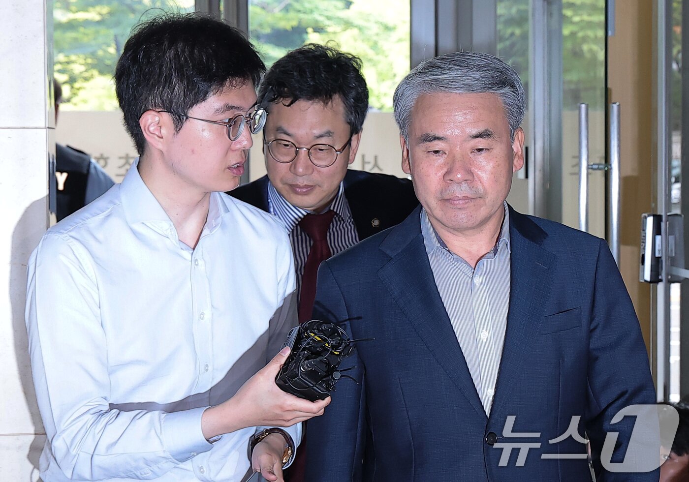 본문 이미지 - 이종섭 전 국방부 장관이 25일 서울 서초구 순직 해병 특검&#40;특별검사 이명현&#41; 사무실에 조사를 받기 위해 피의자 신분으로 출석하고 있다. 2025.9.25/뉴스1 ⓒ News1 김성진 기자