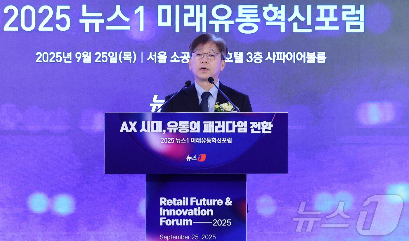 본문 이미지 - 이영섭 뉴스1 대표이사가 25일 서울 소공동 롯데호텔에서 &#39;AX 시대, 유통의 패러다임 전환&#39;을 주제로 열린 &#39;2025 뉴스1 미래유통혁신포럼&#40;RFIF&#41;&#39;에서 개회사를 하고 있다. 2025.9.25/뉴스1 ⓒ News1 박지혜 기자