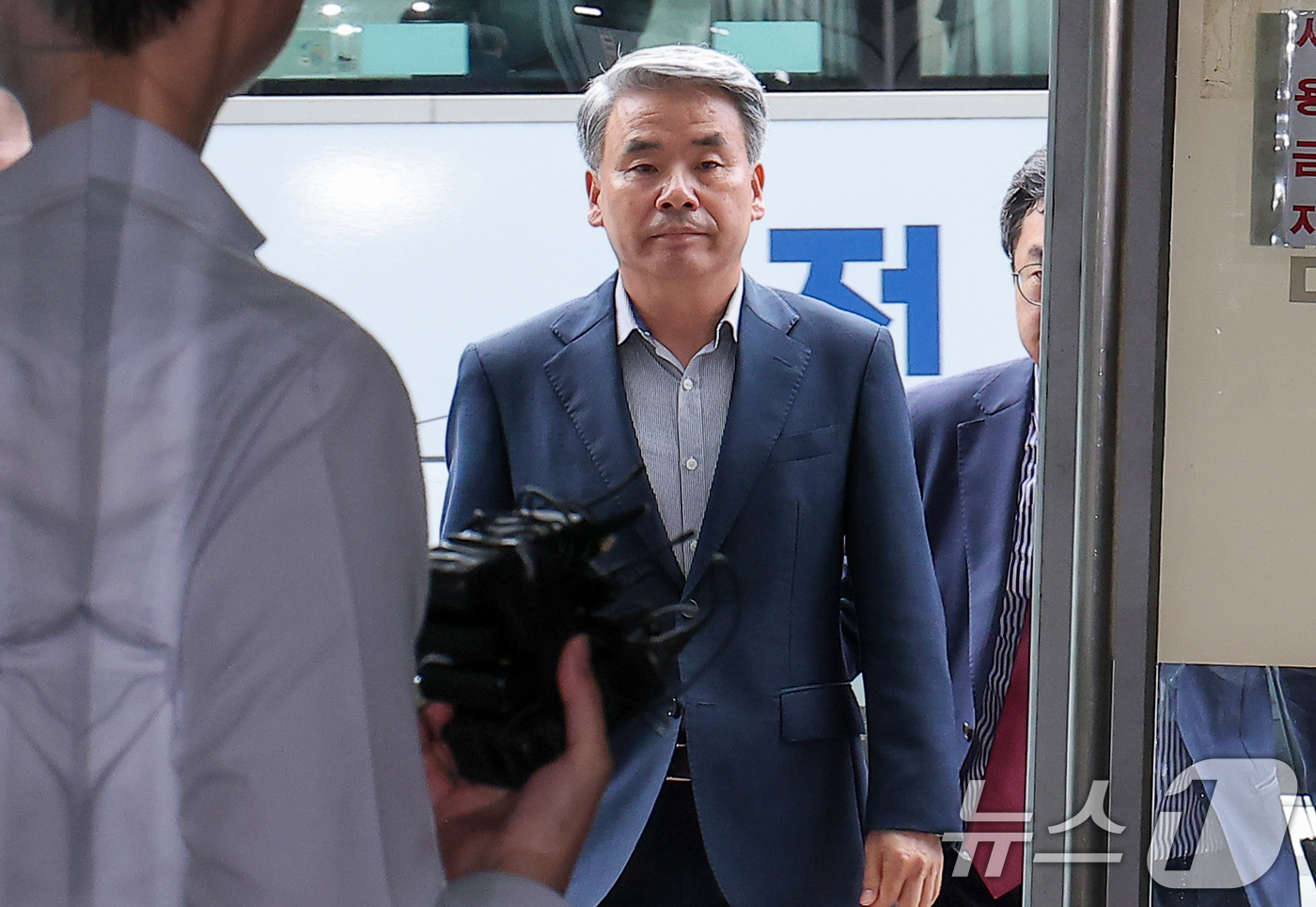 (서울=뉴스1) 김성진 기자 = 이종섭 전 국방부 장관이 25일 서울 서초구 순직 해병 특검(특별검사 이명현) 사무실에 조사를 받기 위해 피의자 신분으로 출석하고 있다. 2025. …