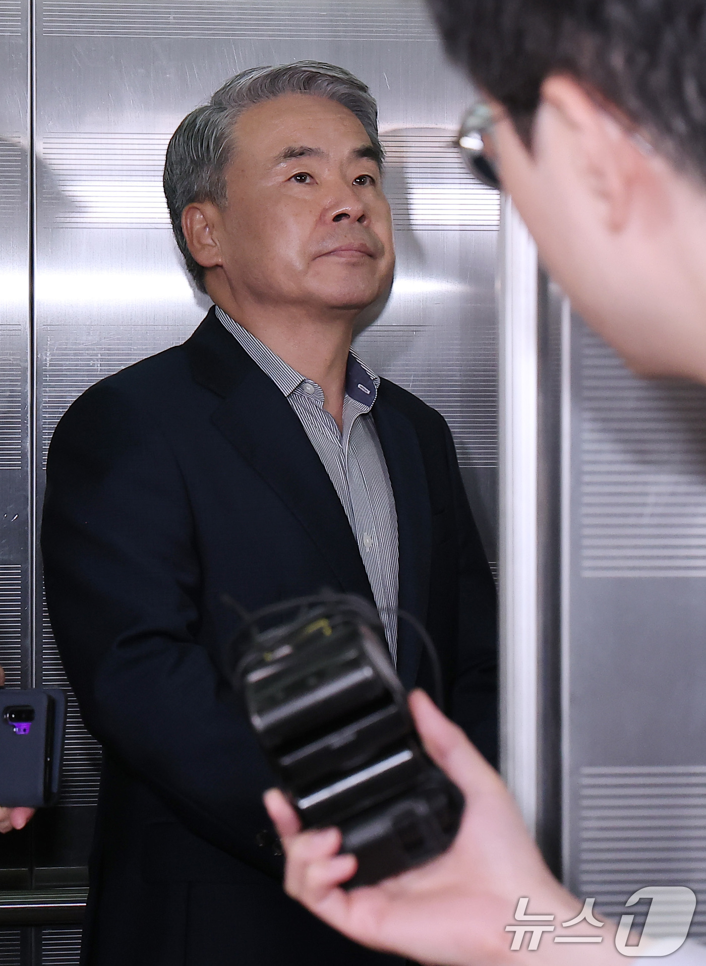 (서울=뉴스1) 김성진 기자 = 이종섭 전 국방부 장관이 25일 서울 서초구 순직 해병 특검(특별검사 이명현) 사무실에 조사를 받기 위해 피의자 신분으로 출석하고 있다. 2025. …