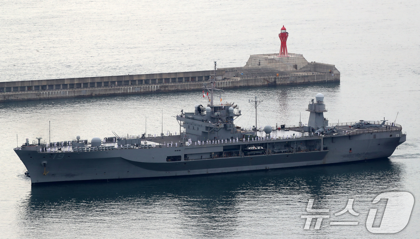 (부산=뉴스1) 윤일지 기자 = 미국 해군 7함대사령부 상륙지휘함인 '블루릿지함'(USS Blue Ridge ·1만9600톤)이 25일 오전 부산 남구 해군작전사령부 부산작전기지에 …