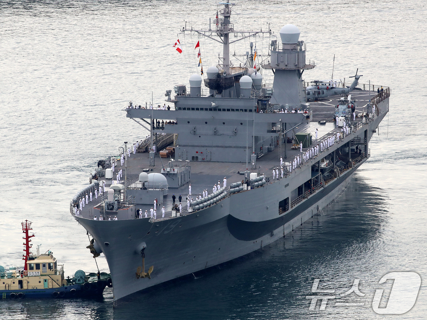 (부산=뉴스1) 윤일지 기자 = 미국 해군 7함대사령부 상륙지휘함인 '블루릿지함'(USS Blue Ridge ·1만9600톤)이 25일 오전 부산 남구 해군작전사령부 부산작전기지에 …