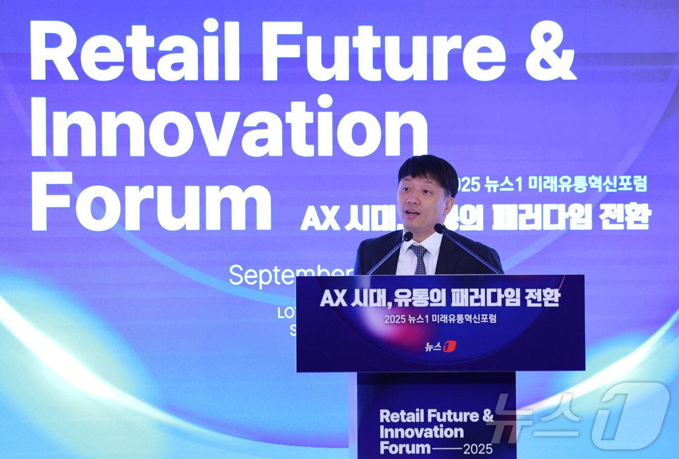 본문 이미지 - 최이규 쿠팡 물류정책팀 상무가 25일 서울 소공동 롯데호텔에서 'AX 시대, 유통의 패러다임 전환'을 주제로 열린 '2025 뉴스1 미래유통혁신포럼(RFIF)'에서 강연을 하고 있다. 2025.9.25/뉴스1 ⓒ News1 박지혜 기자
