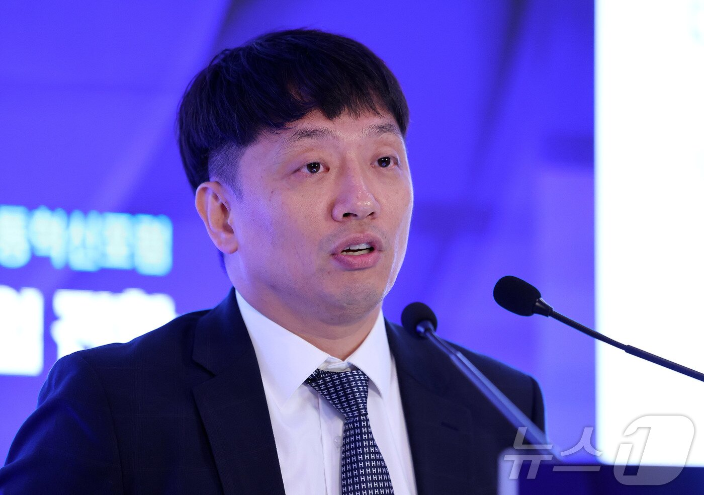 본문 이미지 - 최이규 쿠팡 물류정책팀 상무가 25일 서울 소공동 롯데호텔에서 &#39;AX 시대, 유통의 패러다임 전환&#39;을 주제로 열린 &#39;2025 뉴스1 미래유통혁신포럼&#40;RFIF&#41;&#39;에서 강연을 하고 있다. 2025.9.25/뉴스1 ⓒ News1 박지혜 기자