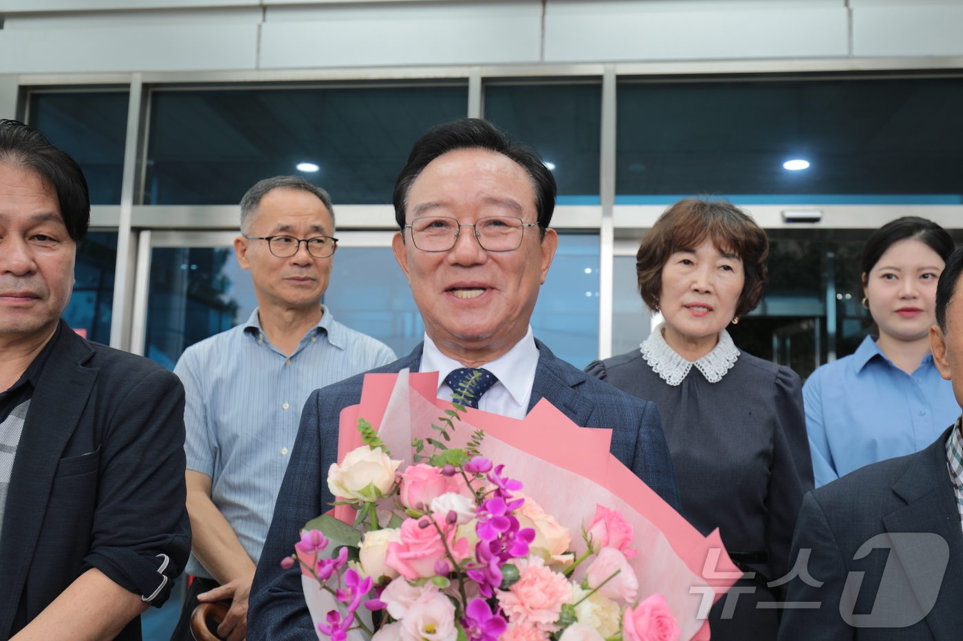 (울산=뉴스1) 김세은 기자 = 송철호 전 울산시장이 25일 울산지방법원에서 열린 뇌물수수 및 정치자금법 위반 혐의 항소심에서 무죄 판결을 받고 소감을 밝히고 있다. 2025.9. …