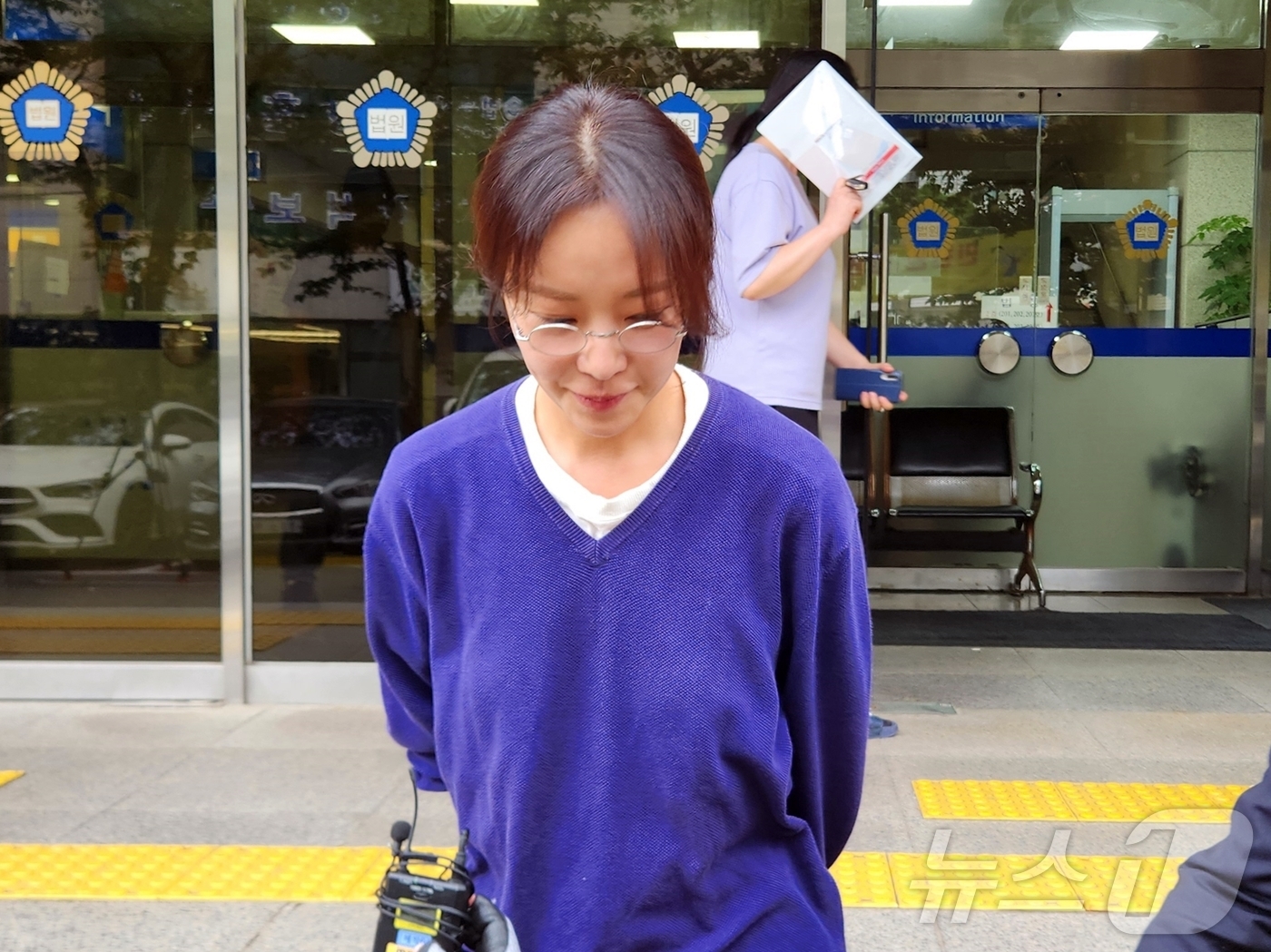 (제주=뉴스1) 강승남 기자 = 배우 황정음이 25일 제주시 이도2동 제주지방법원에서 취재진 질문에 대답하고 있다. 제주지법 제2형사부는 이날 열린 선고공판에서 특정경제범죄 가중 …