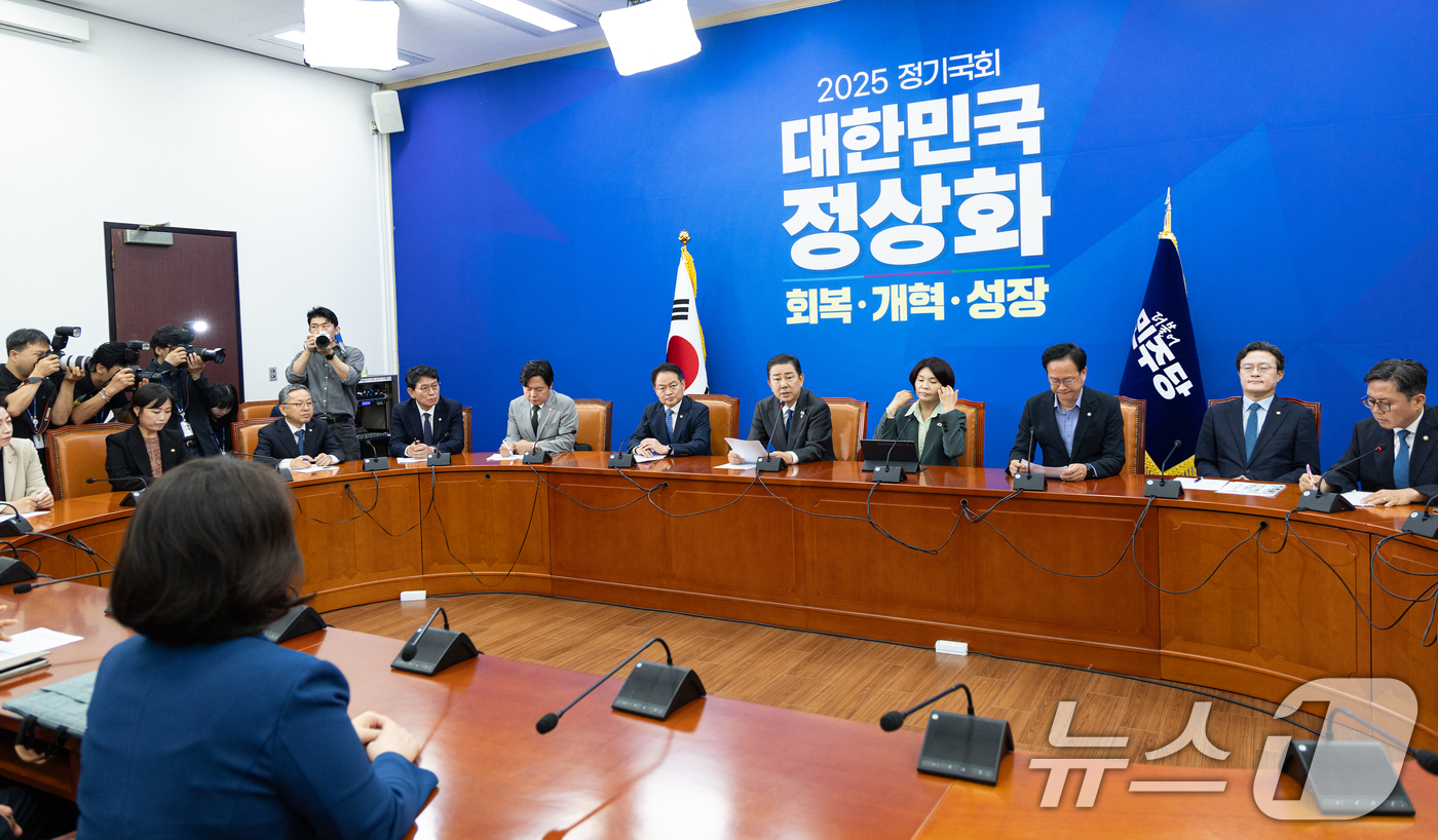 (서울=뉴스1) 이승배 기자 = 김병기 더불어민주당 원내대표가 25일 서울 여의도 국회에서 열린 정책조정회의에서 모두발언하고 있다. 2025.9.25/뉴스1