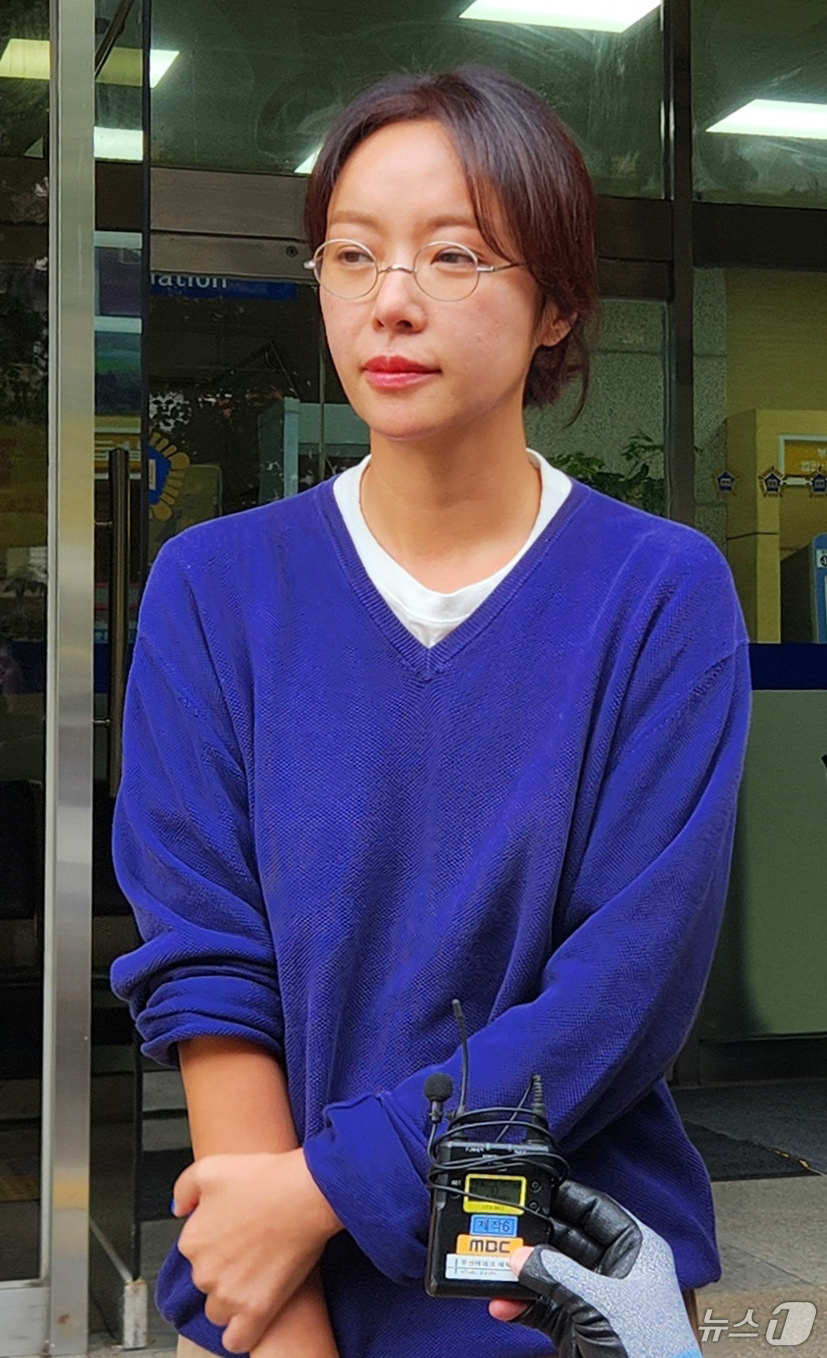 (제주=뉴스1) 강승남 기자 = 배우 황정음이 25일 제주시 이도2동 제주지방법원에서 취재진 질문에 대답하고 있다. 제주지법 제2형사부는 이날 열린 선고공판에서 특정경제범죄 가중 …