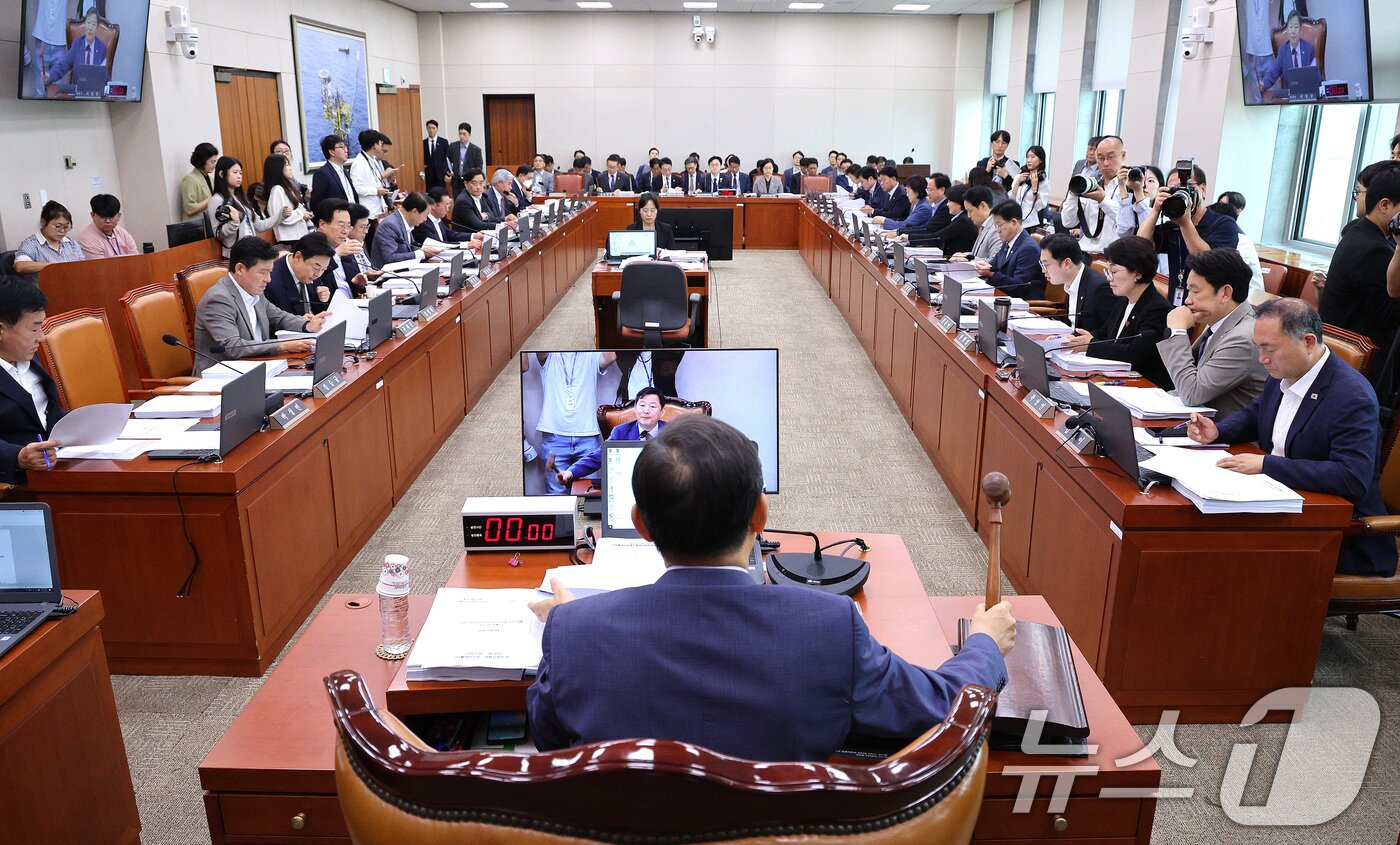 본문 이미지 - 이철규 국회 산업통상자원중소벤처기업위원회 위원장이 25일 서울 여의도 국회에서 열린 산업통상자원중소벤처기업위원회 전체회의에서 의사봉을 두드리고 있다. 2025.9.25/뉴스1 ⓒ News1 신웅수 기자