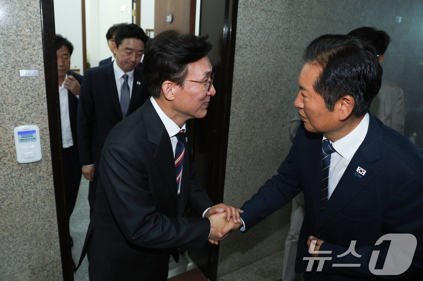 본문 이미지 - 김민석 국무총리와 정청래 더불어민주당 대표, 강훈식 대통령 비서실장이 25일 서울 여의도 국회에서 열린 고위 당정대 회의를 마친 후 회의실을 나서고 있다. 2025.9.25/뉴스1 ⓒ News1 신웅수 기자