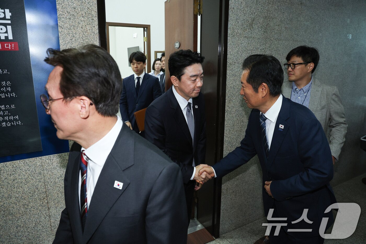 본문 이미지 - 김민석 국무총리와 정청래 더불어민주당 대표, 강훈식 대통령 비서실장이 25일 서울 여의도 국회에서 열린 고위 당정대 회의를 마친 후 회의실을 나서고 있다. 2025.9.25/뉴스1 ⓒ News1 신웅수 기자