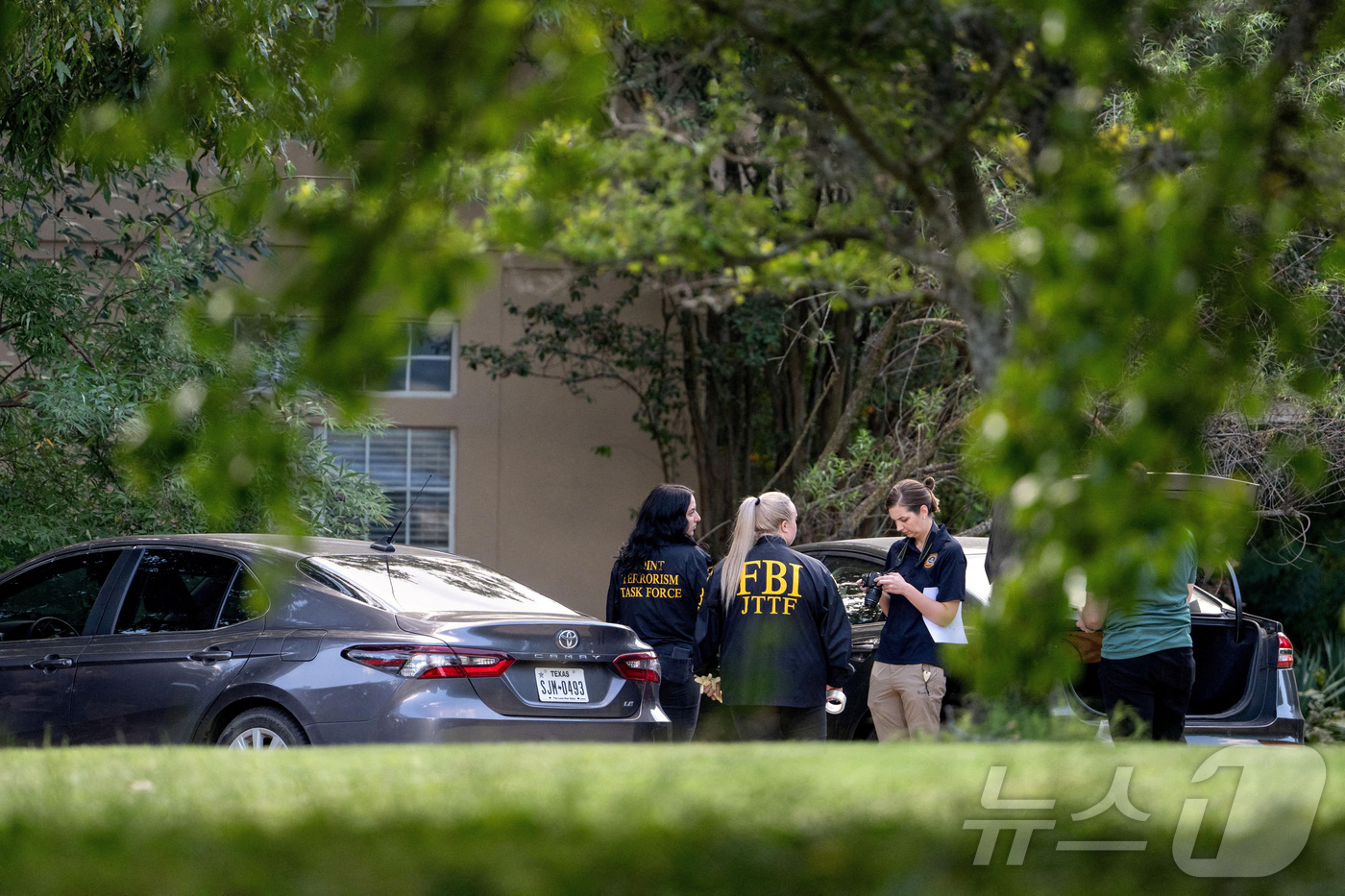 (페어뷰 로이터=뉴스1) 양은하 기자 = 24일(현지시간) 미국 달라스 이민세관단속국(ICE) 지부 사무소에서 발생한 총격 사건의 범인으로 지목된 조슈아 안의 자택 앞. 2025. …