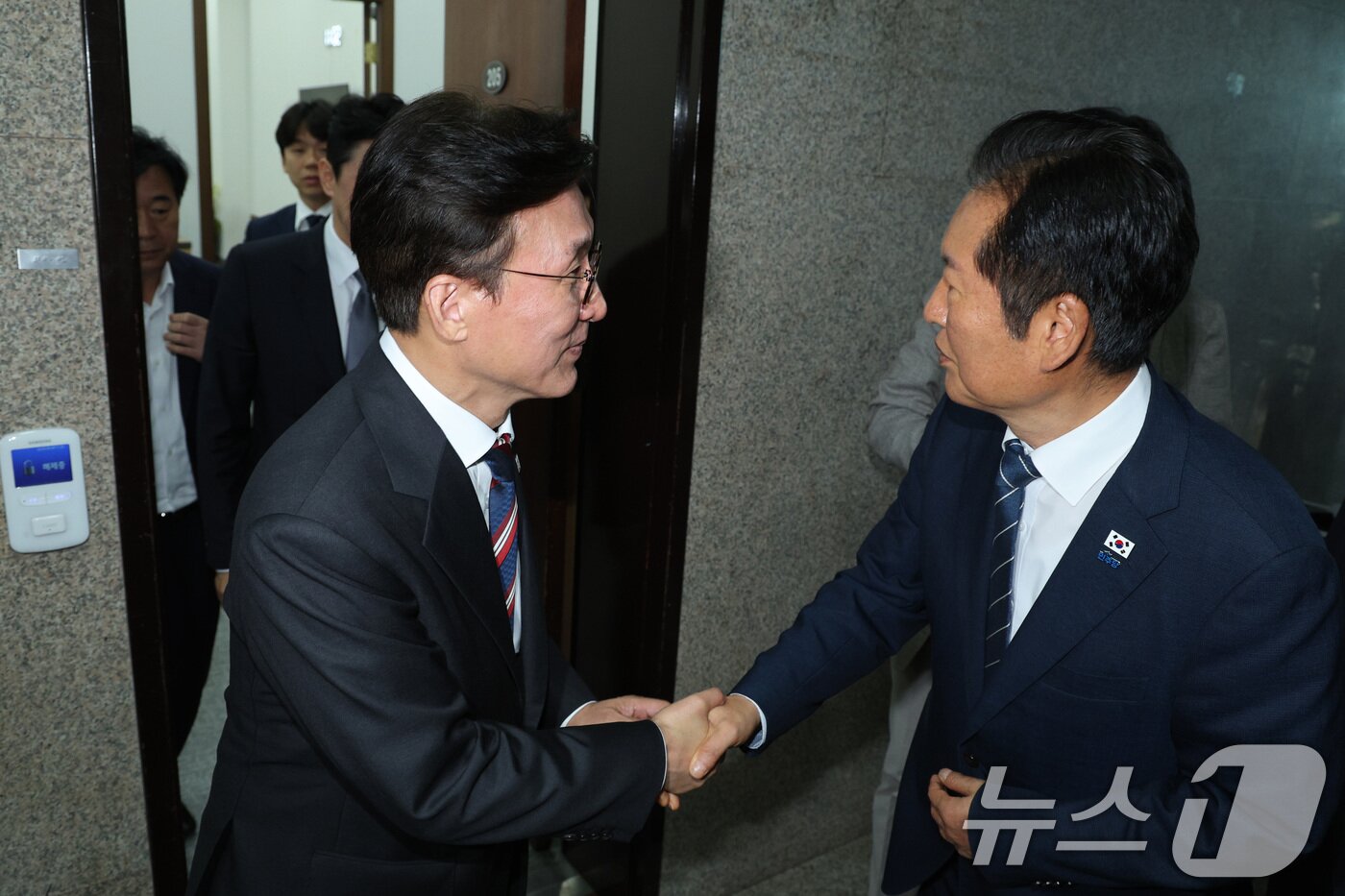 본문 이미지 - 정청래 더불어민주당 대표와 김민석 국무총리가 25일 서울 여의도 국회에서 열린 고위 당정대 회의를 마친 후 악수하고 있다. 2025.9.25/뉴스1 ⓒ News1 신웅수 기자