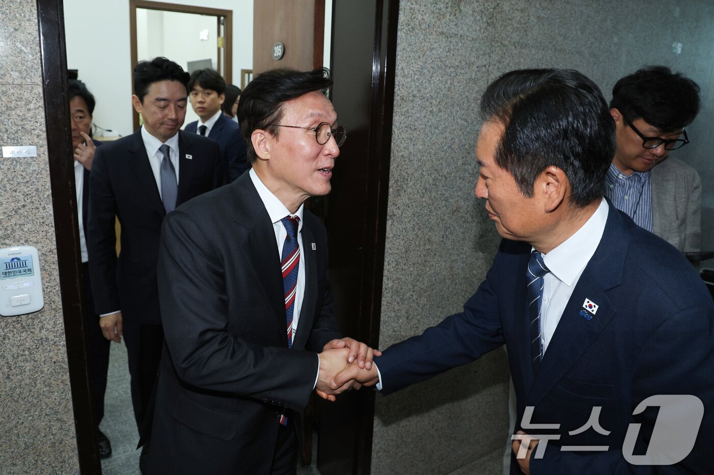 본문 이미지 - 김민석 국무총리와 정청래 더불어민주당 대표, 강훈식 대통령 비서실장이 25일 서울 여의도 국회에서 열린 고위 당정대 회의를 마친 후 회의실을 나서고 있다. 2025.9.25/뉴스1 ⓒ News1 신웅수 기자