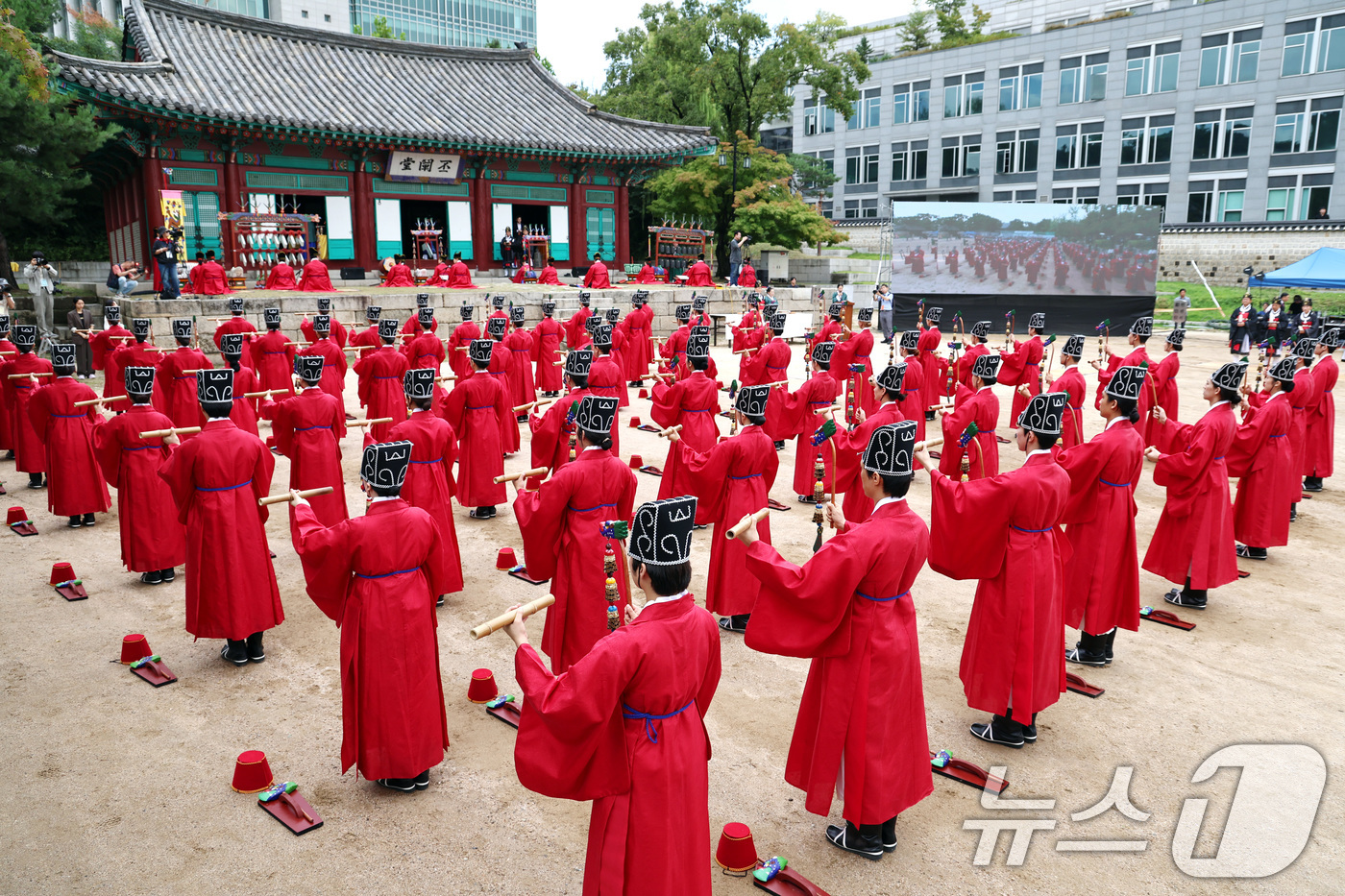 (서울=뉴스1) 구윤성 기자 = 25일 오전 서울 종로구 성균관 비천당에서 열린 성균관 가을 석전(釋奠)대제에서 학생들이 팔일무를 추고 있다.중요무형문화재 제85호로 지정된 석전의 …