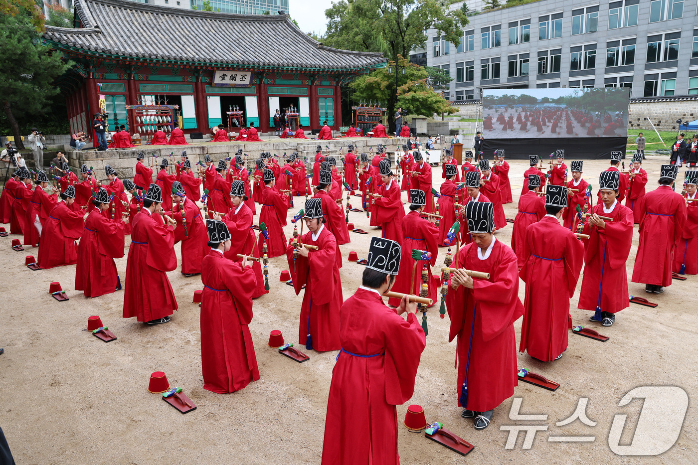 (서울=뉴스1) 구윤성 기자 = 25일 오전 서울 종로구 성균관 비천당에서 열린 추기 석전(釋奠)대제에서 학생들이 팔일무를 추고 있다.중요무형문화재 제85호로 지정된 석전의례는 성 …