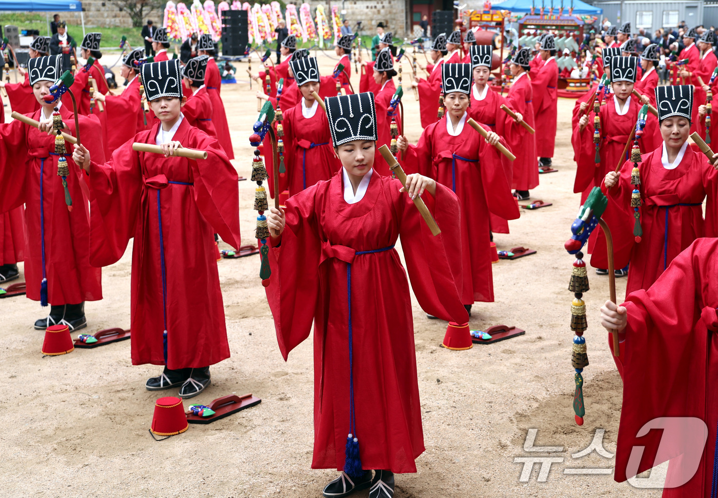 (서울=뉴스1) 구윤성 기자 = 25일 오전 서울 종로구 성균관 비천당에서 열린 추기 석전(釋奠)대제에서 학생들이 팔일무를 추고 있다.중요무형문화재 제85호로 지정된 석전의례는 성 …