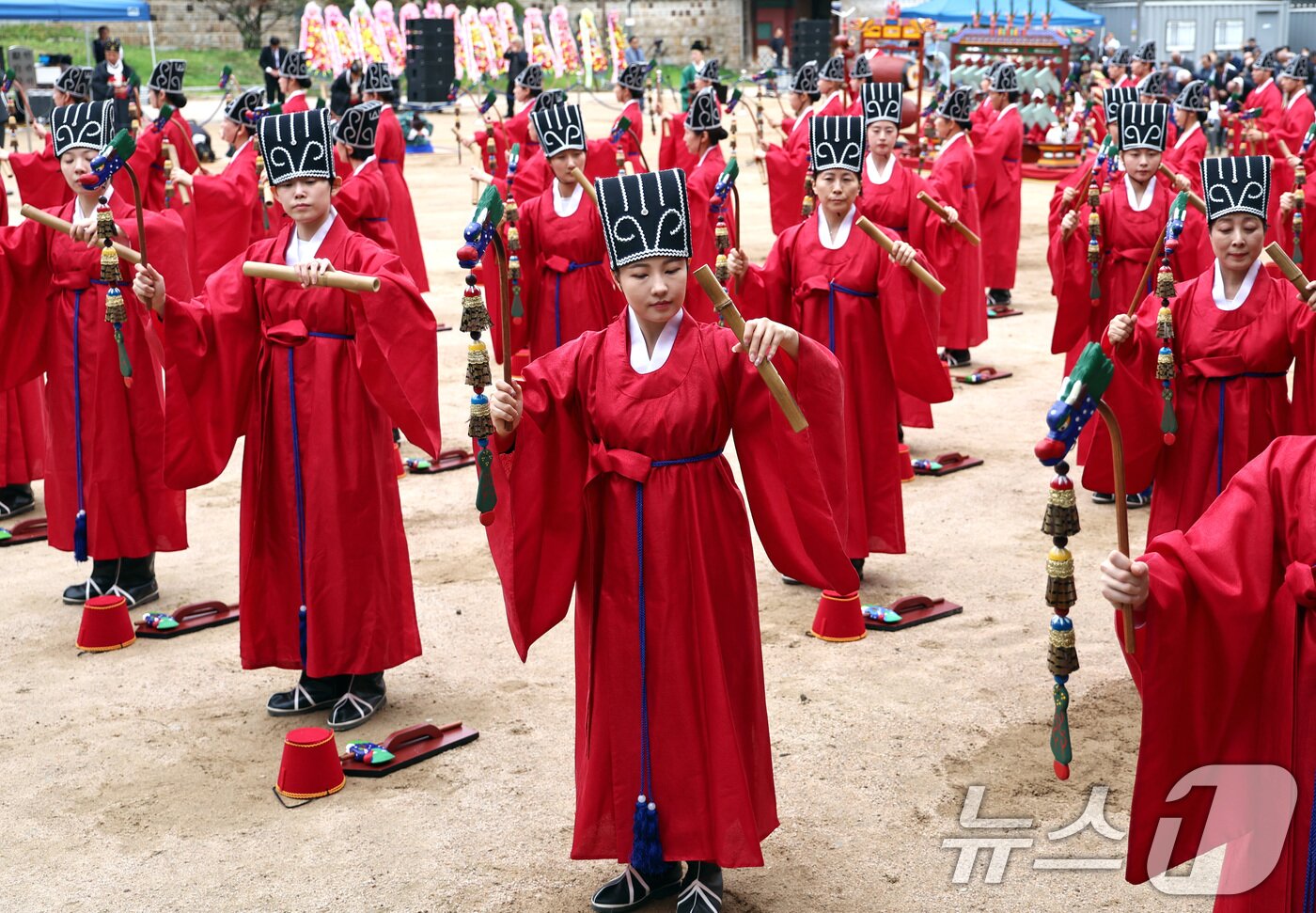 본문 이미지 - 25일 오전 서울 종로구 성균관 비천당에서 열린 추기 석전&#40;釋奠&#41;대제에서 학생들이 팔일무를 추고 있다. 2025.9.25/뉴스1 ⓒ News1 구윤성 기자