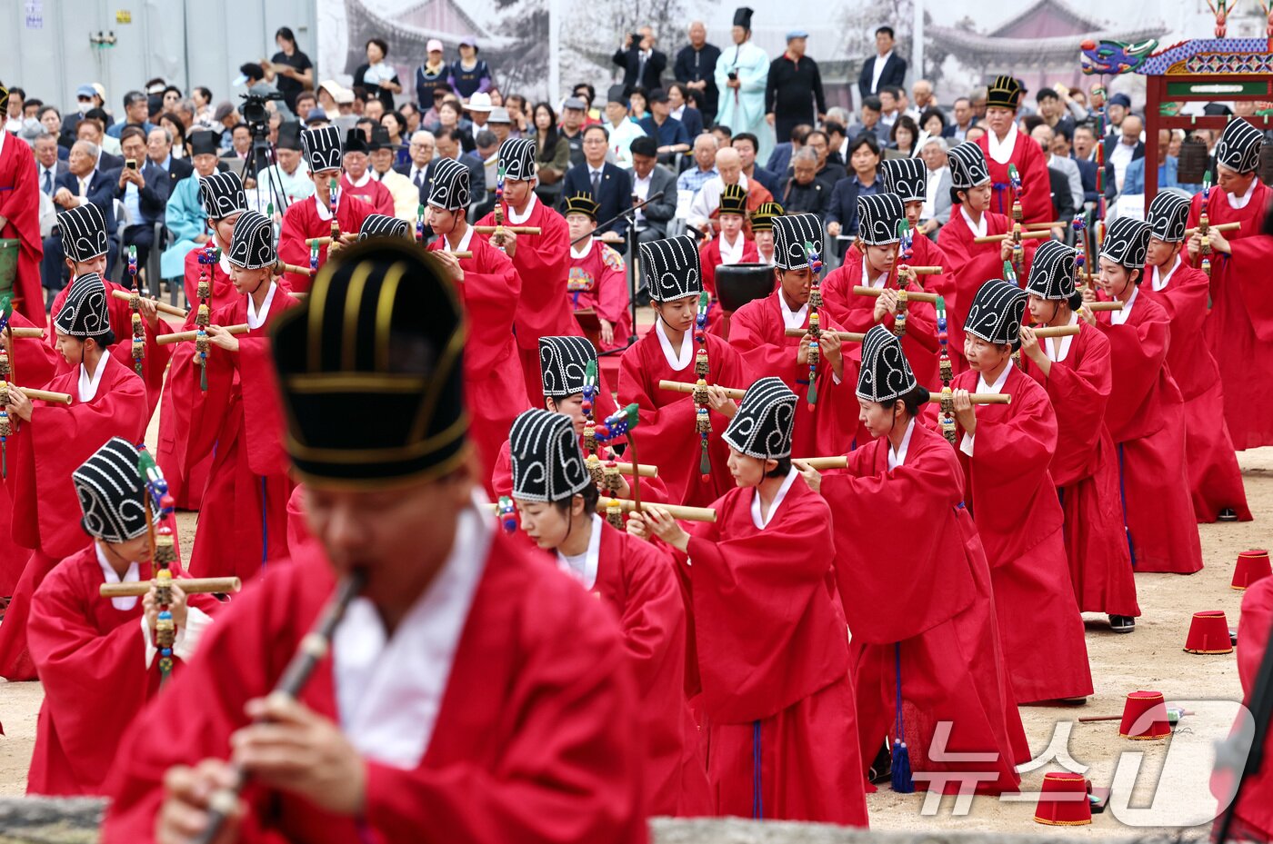 본문 이미지 - 25일 오전 서울 종로구 성균관 비천당에서 열린 추기 석전&#40;釋奠&#41;대제에서 학생들이 팔일무를 추고 있다. 2025.9.25/뉴스1 ⓒ News1 구윤성 기자
