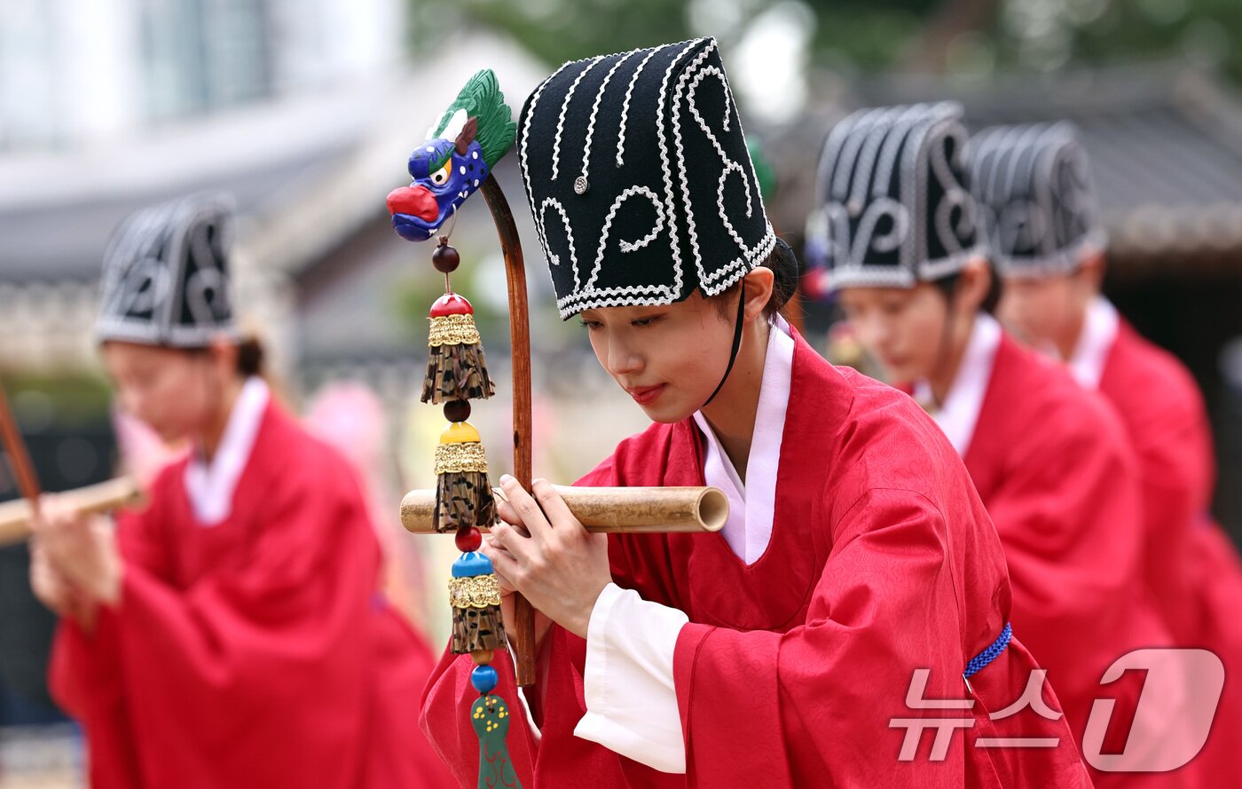 본문 이미지 - 25일 오전 서울 종로구 성균관 비천당에서 열린 추기 석전&#40;釋奠&#41;대제에서 학생들이 팔일무를 추고 있다. 2025.9.25/뉴스1 ⓒ News1 구윤성 기자