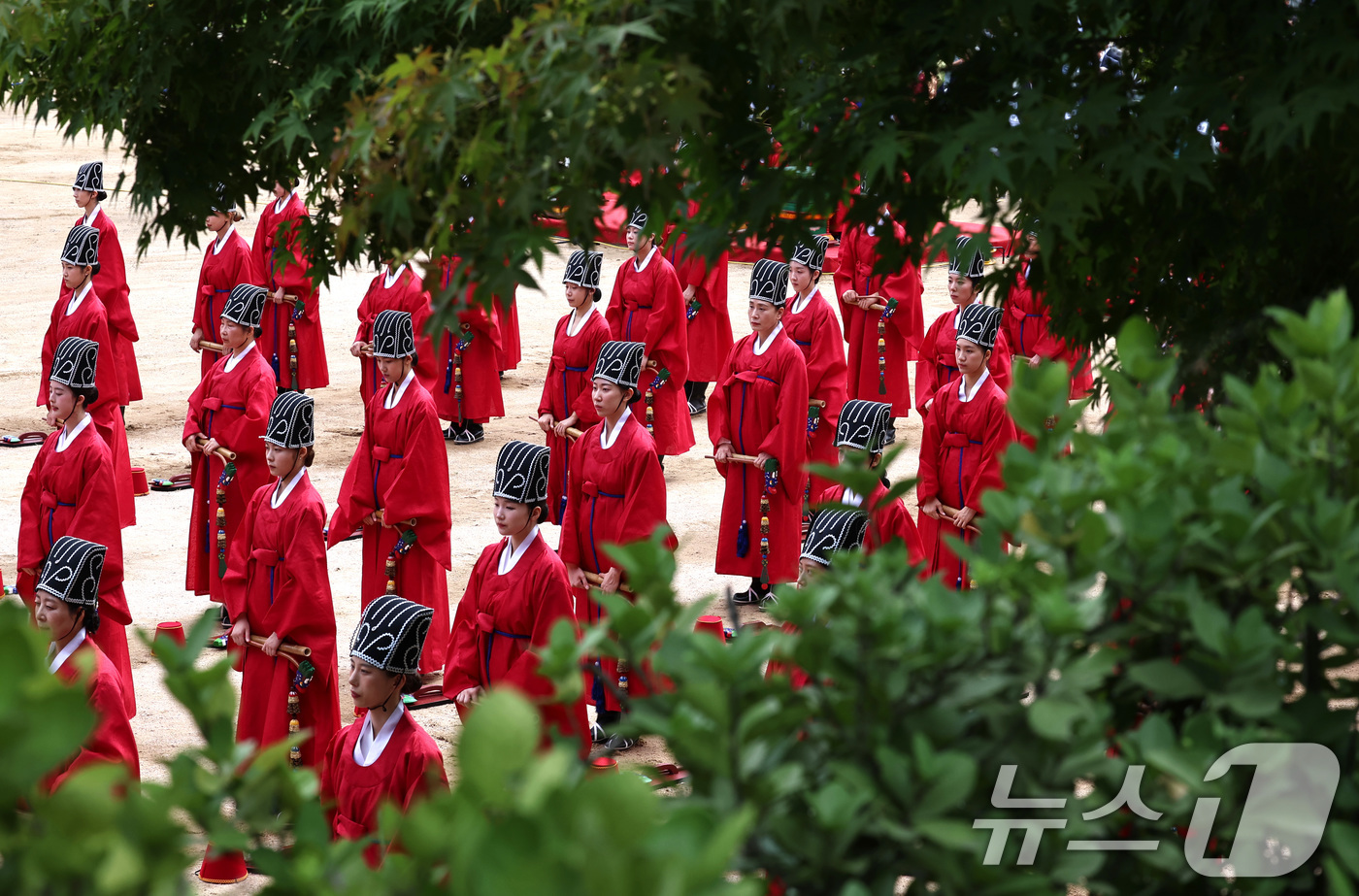 (서울=뉴스1) 구윤성 기자 = 25일 오전 서울 종로구 성균관 비천당에서 열린 추기 석전(釋奠)대제에서 학생들이 팔일무를 준비하고 있다.중요무형문화재 제85호로 지정된 석전의례는 …