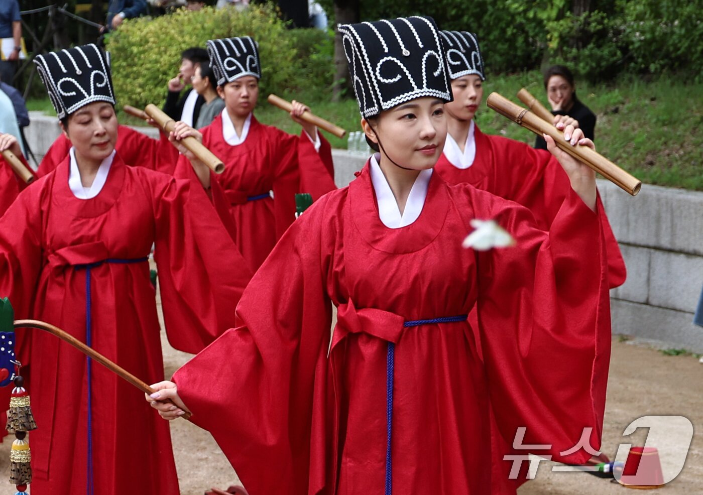본문 이미지 - 25일 오전 서울 종로구 성균관 비천당에서 열린 추기 석전&#40;釋奠&#41;대제에서 학생들이 팔일무를 추고 있다. 2025.9.25/뉴스1 ⓒ News1 구윤성 기자
