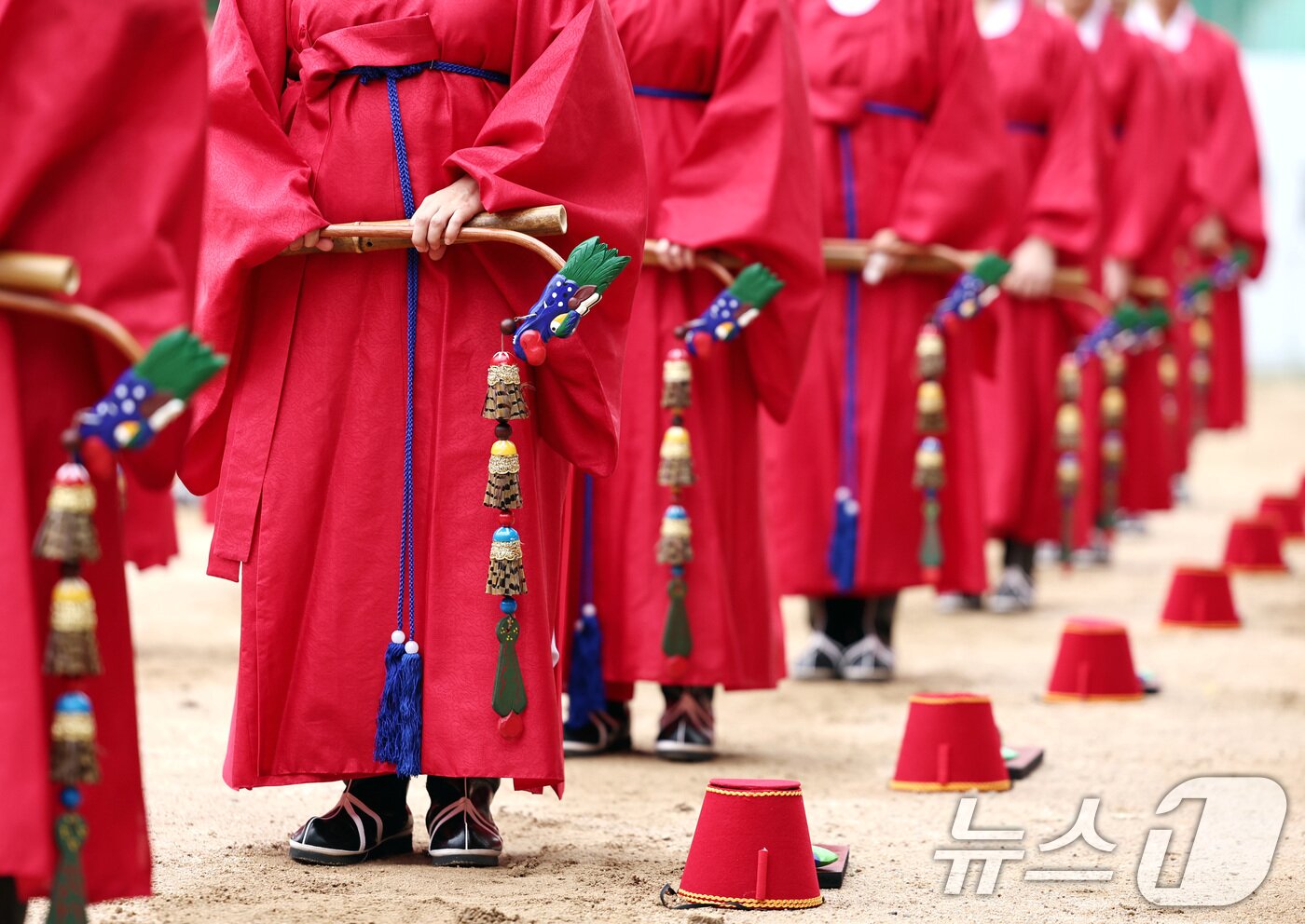 본문 이미지 - 25일 오전 서울 종로구 성균관 비천당에서 열린 추기 석전&#40;釋奠&#41;대제에서 학생들이 팔일무를 준비하고 있다. 2025.9.25/뉴스1 ⓒ News1 구윤성 기자