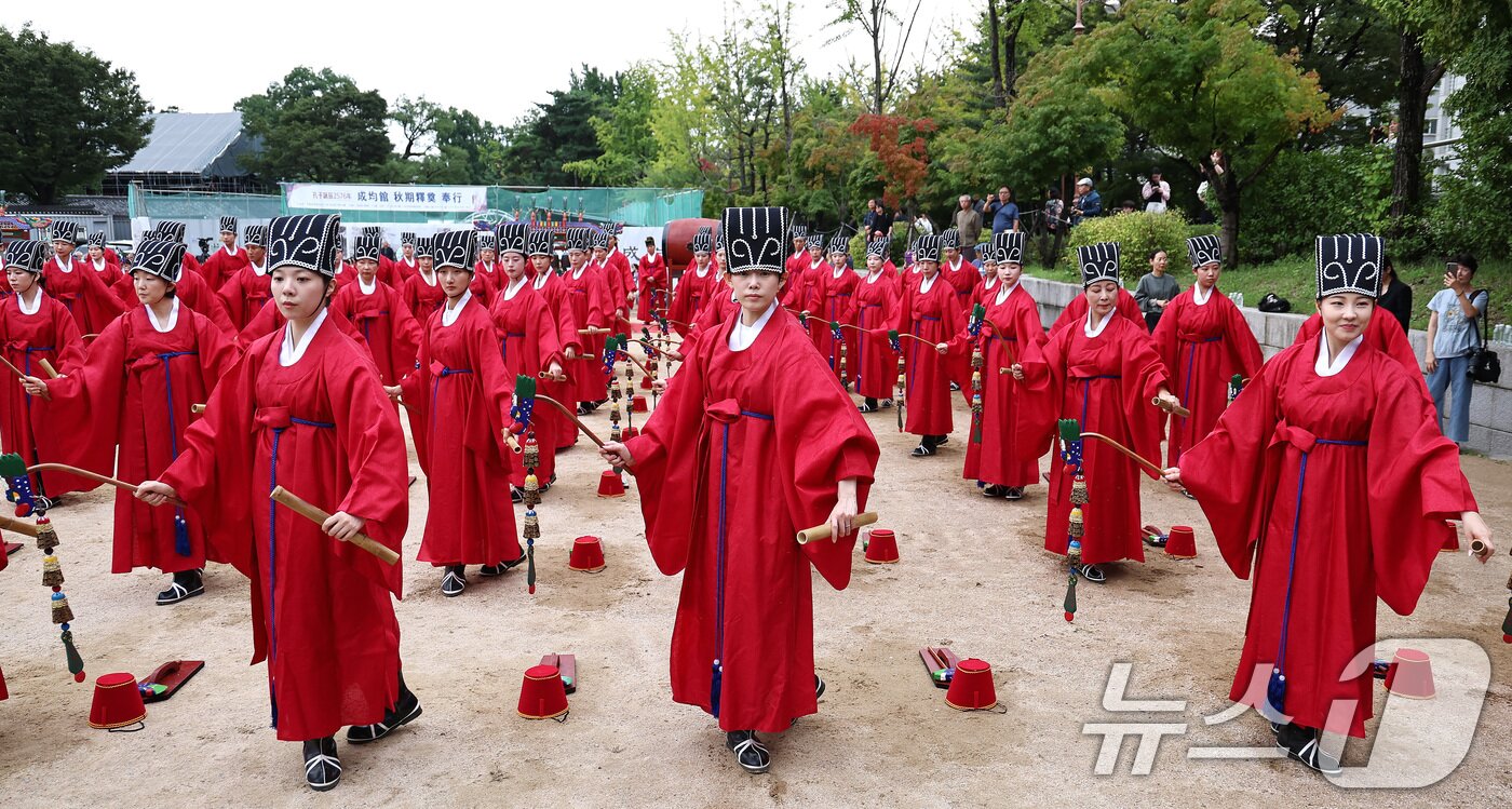 본문 이미지 - 25일 오전 서울 종로구 성균관 비천당에서 열린 추기 석전&#40;釋奠&#41;대제에서 학생들이 팔일무를 추고 있다. 중요무형문화재 제85호로 지정된 석전의례는 성균관과 전국 향교에서 공자와 맹자 등 5현, 우리나라 18현 등 39위에게 악무&#40;樂舞&#41;와 함께 향을 사르고, 폐백과 술을 올리며 축문을 읽는 제사 의식이다. 2025.9.25/뉴스1 ⓒ News1 구윤성 기자