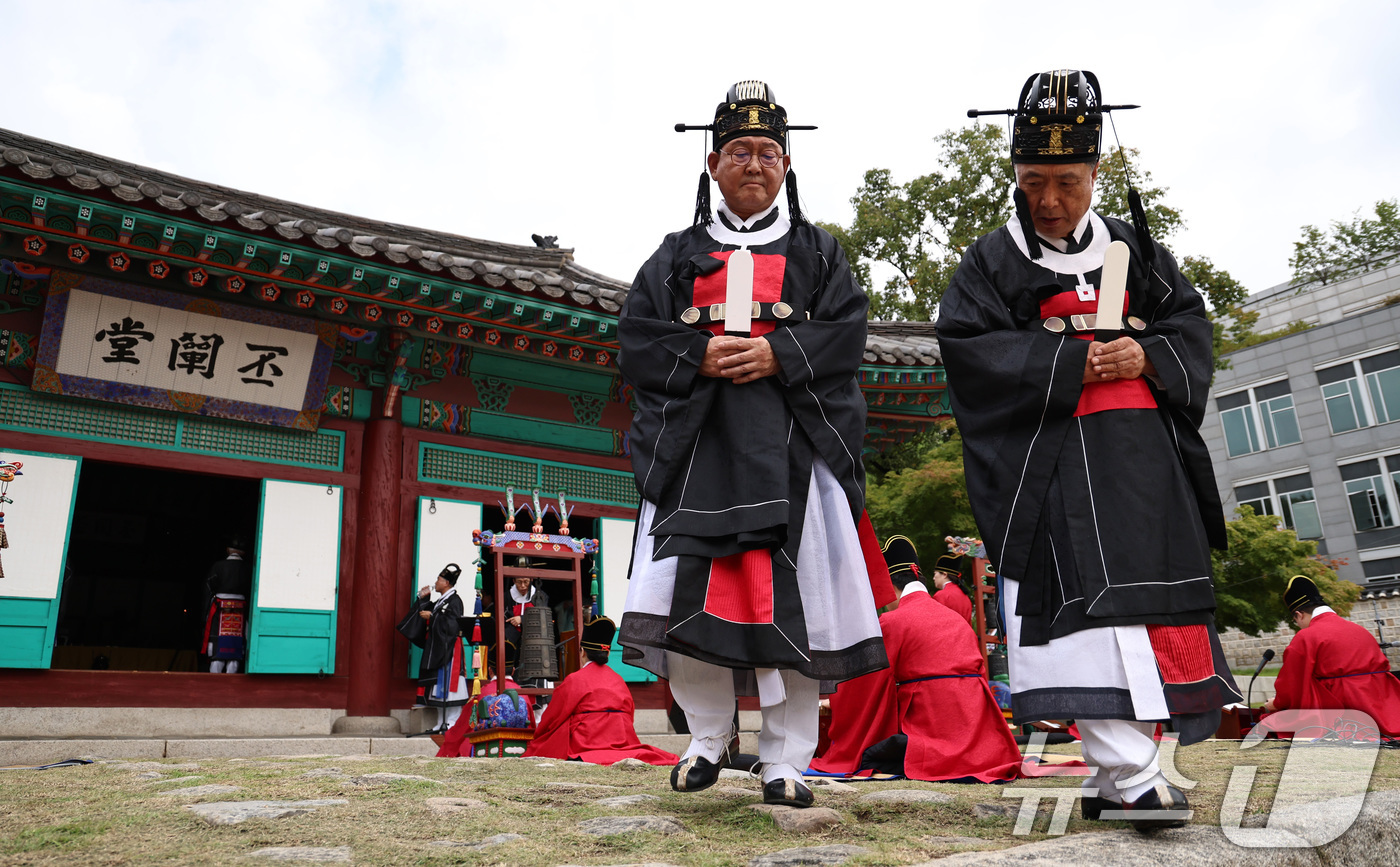 (서울=뉴스1) 구윤성 기자 = 25일 오전 서울 종로구 성균관에서 열린 추기 석전(釋奠)대제에서 제관들이 비천당을 나서고 있다.중요무형문화재 제85호로 지정된 석전의례는 성균관과 …