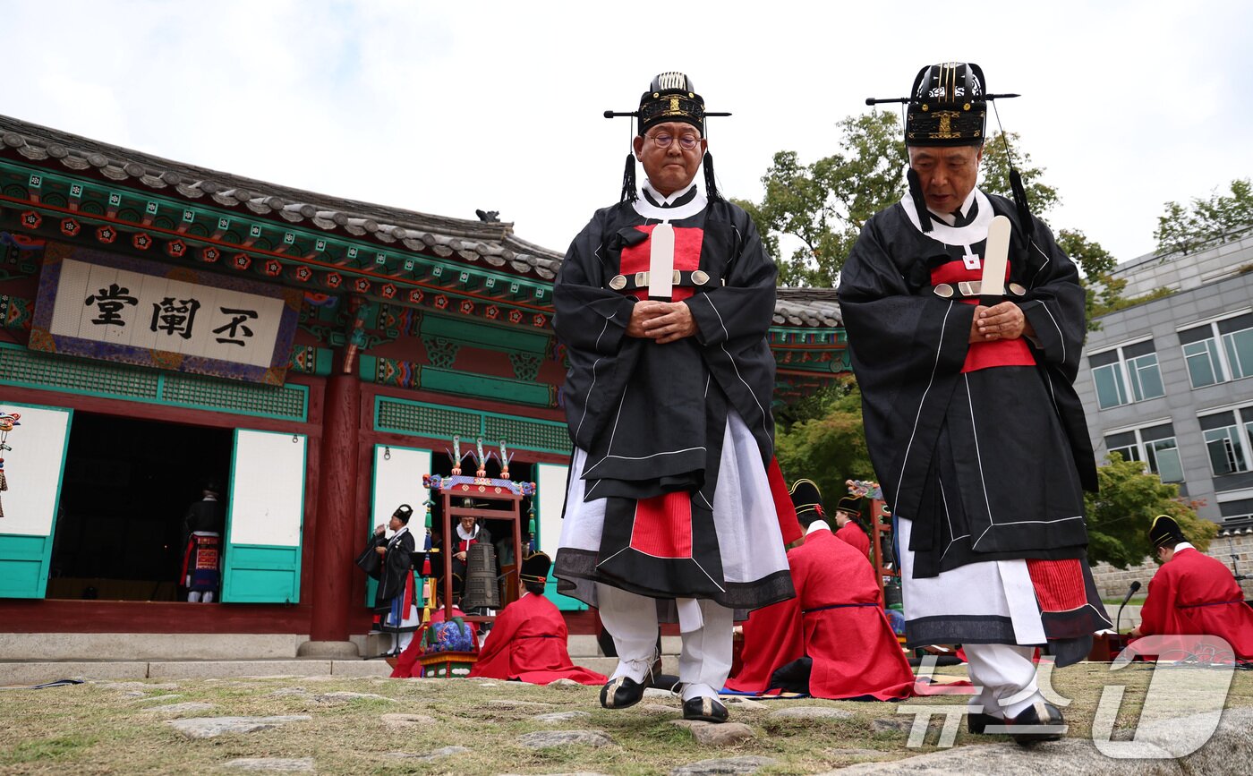 본문 이미지 - 25일 오전 서울 종로구 성균관에서 열린 추기 석전&#40;釋奠&#41;대제에서 제관들이 비천당을 나서고 있다. 2025.9.25/뉴스1 ⓒ News1 구윤성 기자