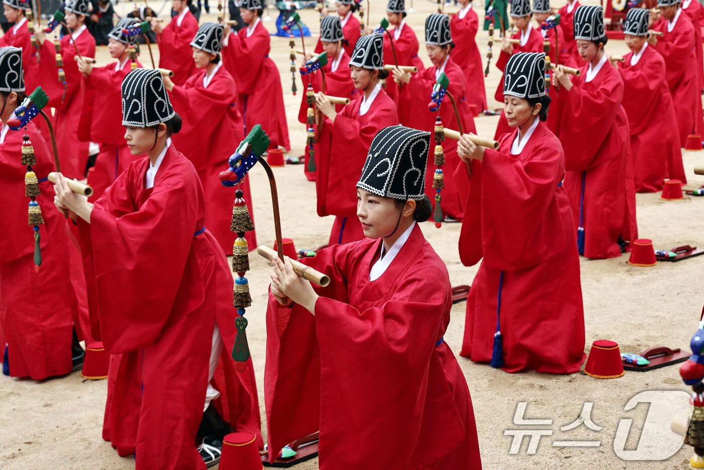 본문 이미지 - 25일 오전 서울 종로구 성균관 비천당에서 열린 추기 석전&#40;釋奠&#41;대제에서 학생들이 팔일무를 추고 있다. 2025.9.25/뉴스1 ⓒ News1 구윤성 기자