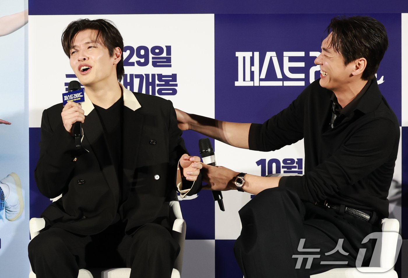 (서울=뉴스1) 권현진 기자 = 배우 강하늘과 김영광(오른쪽)이 25일 오전 서울 용산구 CGV용산아이파크몰에서 열린 영화  '퍼스트 라이드'(감독 남대중) 제작보고회에 참석해 찰 …