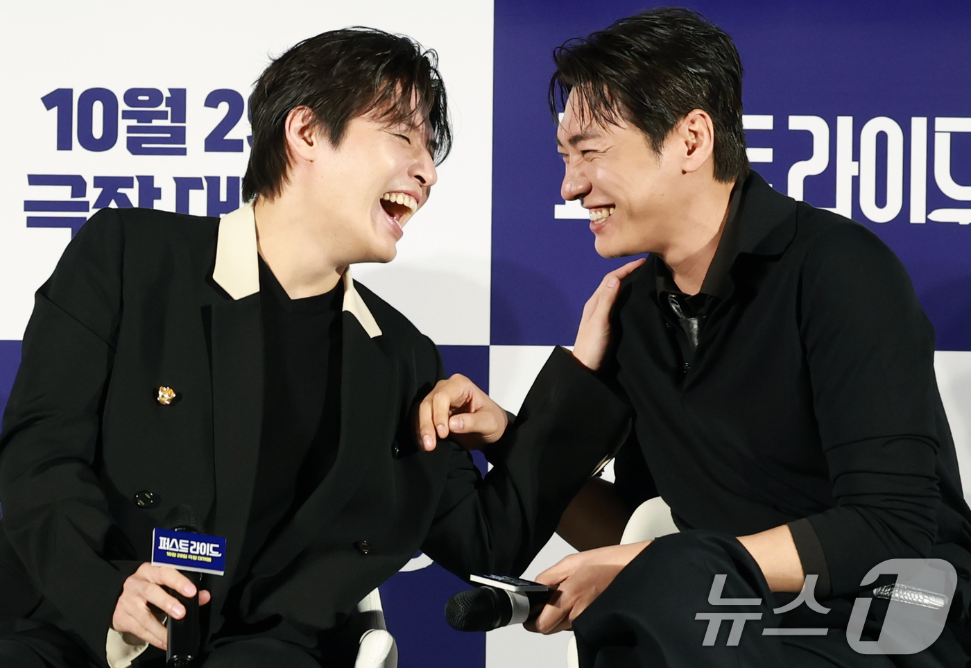 (서울=뉴스1) 권현진 기자 = 배우 강하늘과 김영광(오른쪽)이 25일 오전 서울 용산구 CGV용산아이파크몰에서 열린 영화  '퍼스트 라이드'(감독 남대중) 제작보고회에 참석해 찰 …